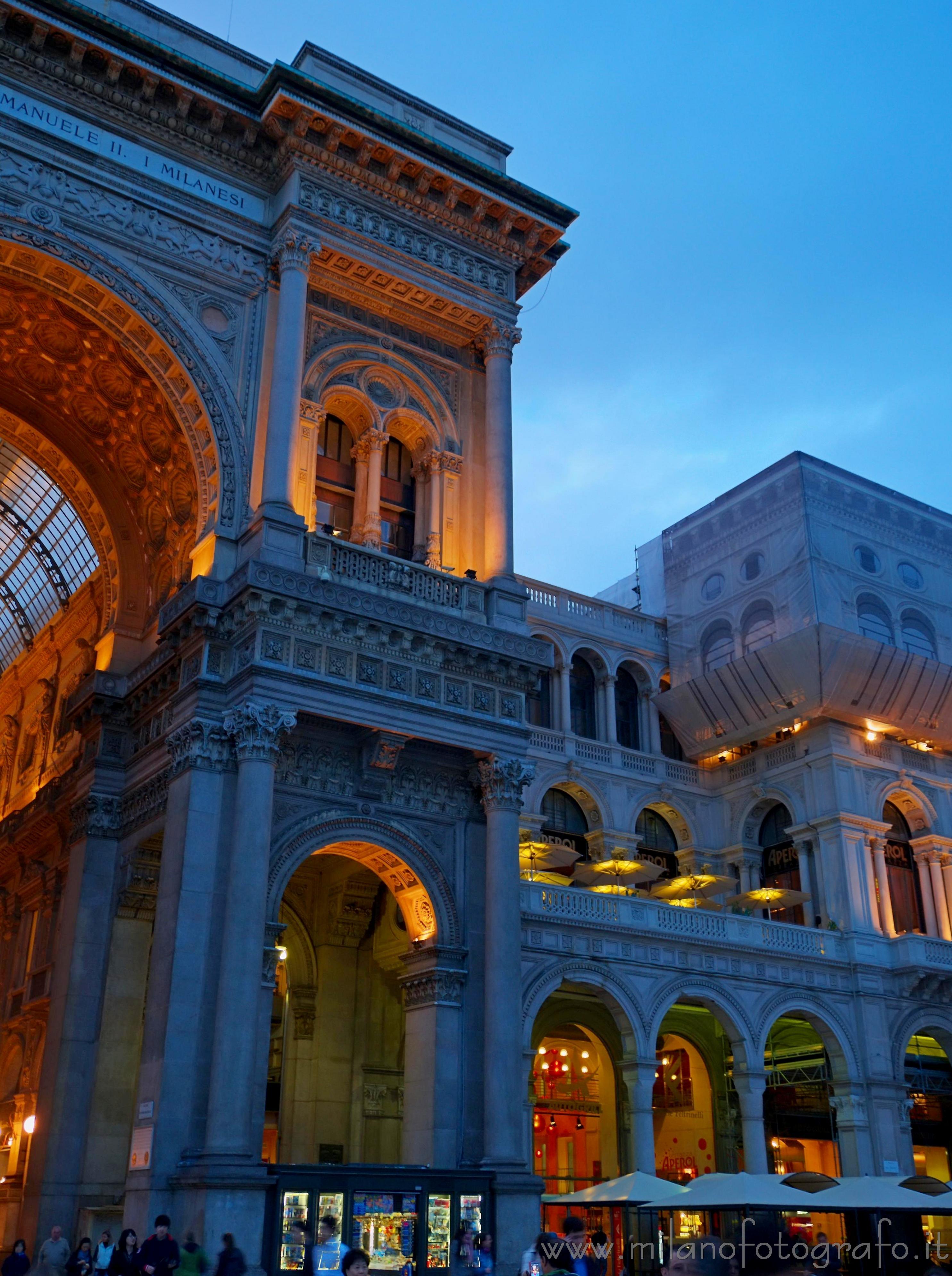 Milano: A fianco dell'entrata della Galleria - Milano