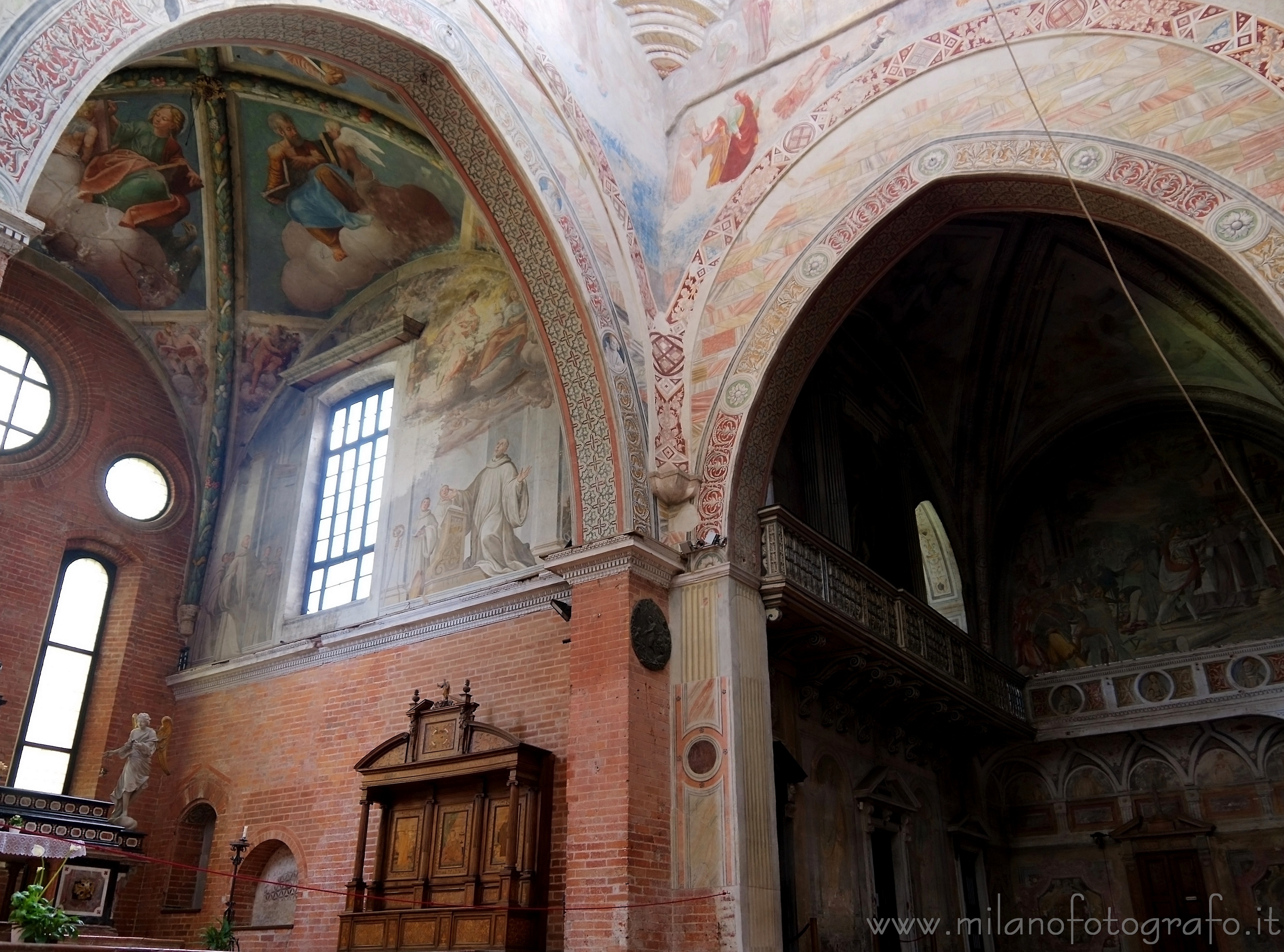Milano: Dettaglip degli interni dell'Abbazia di Chiaravalle - Milano Milano: Dettaglip degli interni dell'Abbazia di Chiaravalle - Milano