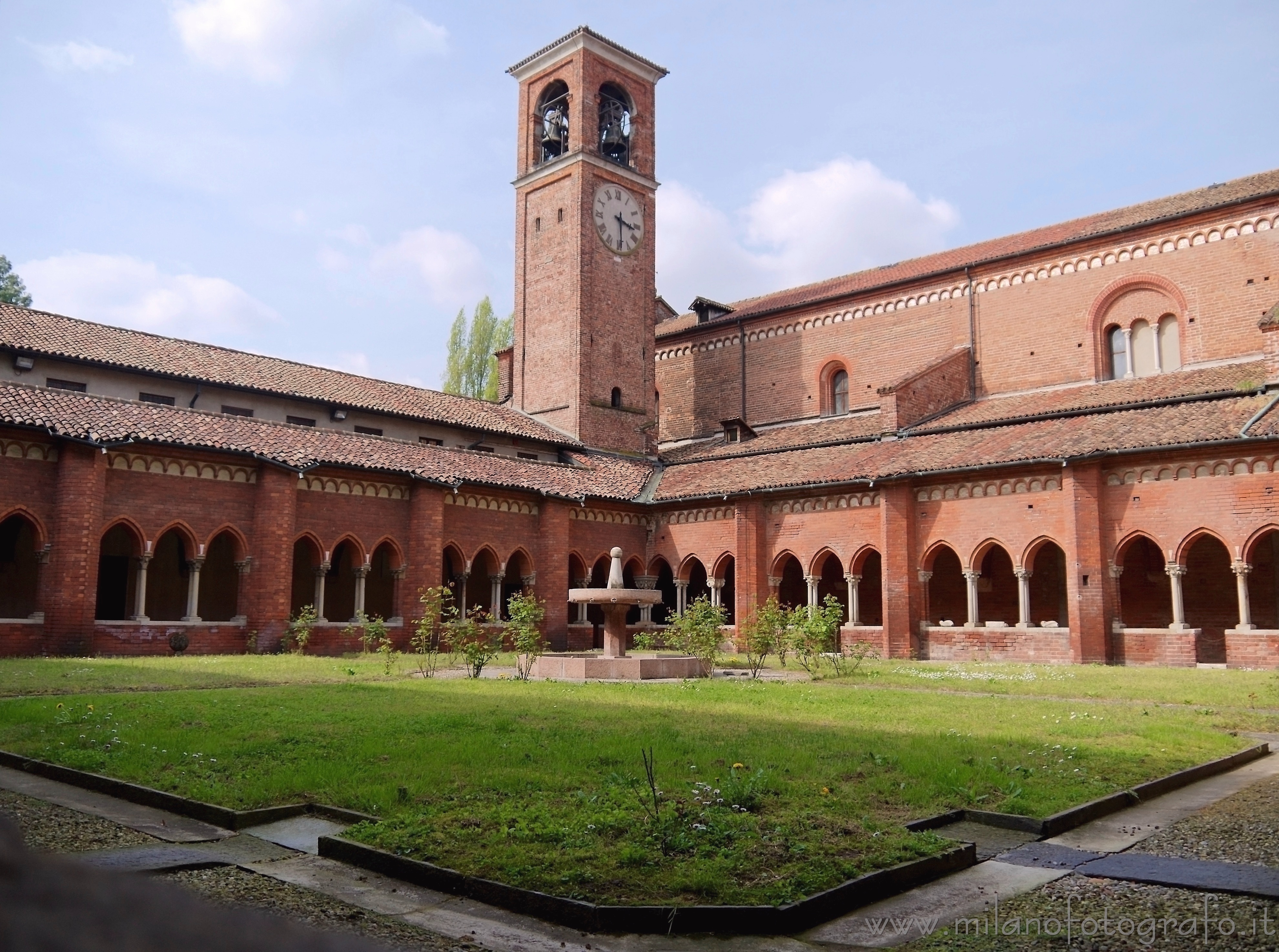 Milan (Italy): Court of the Abbey of Chiaravalle - Milan (Italy)