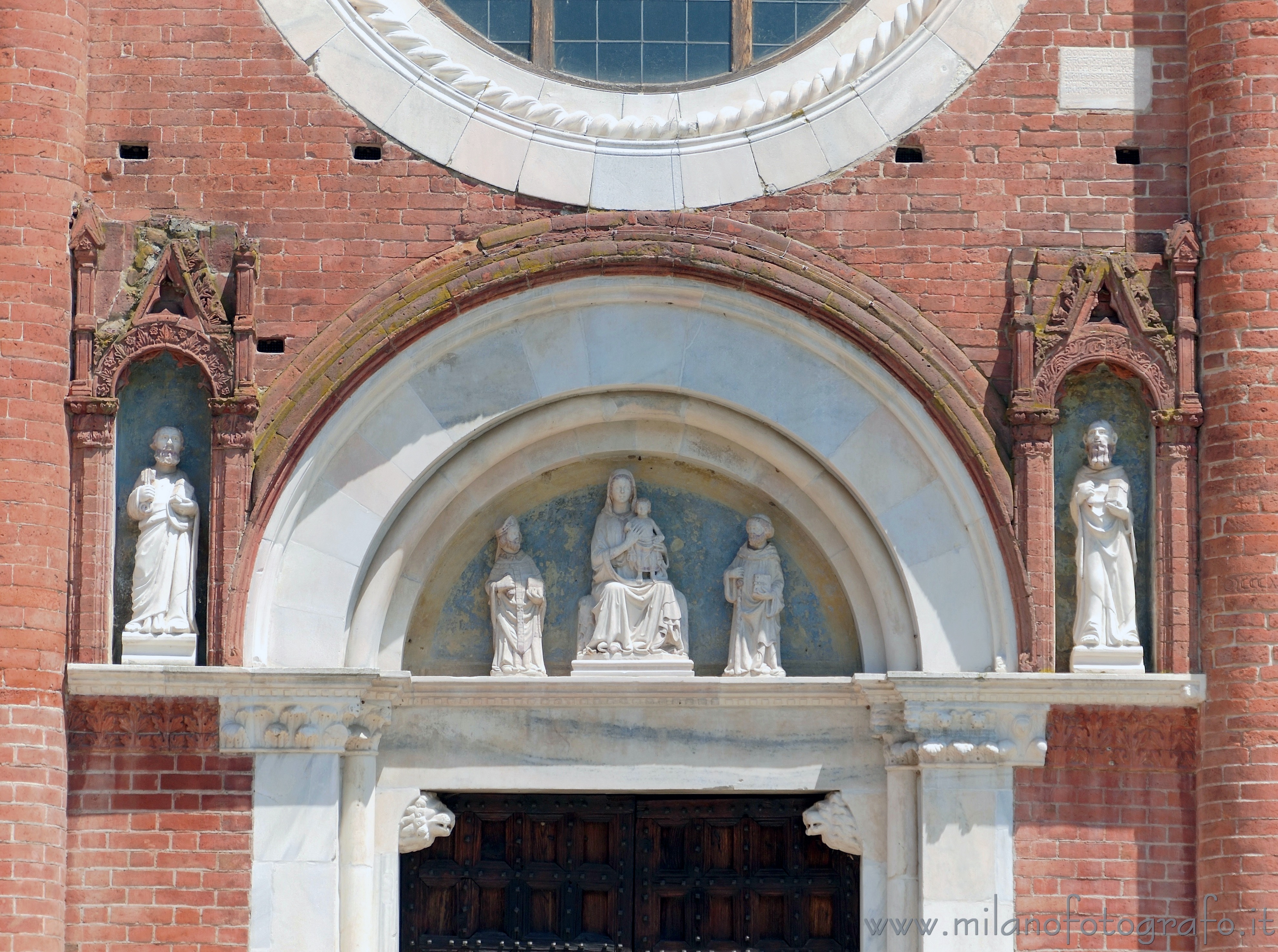 San Giuliano Milanese (Milano): Dettaglio della facciata dell'Abbazia di Viboldone - San Giuliano Milanese (Milano)