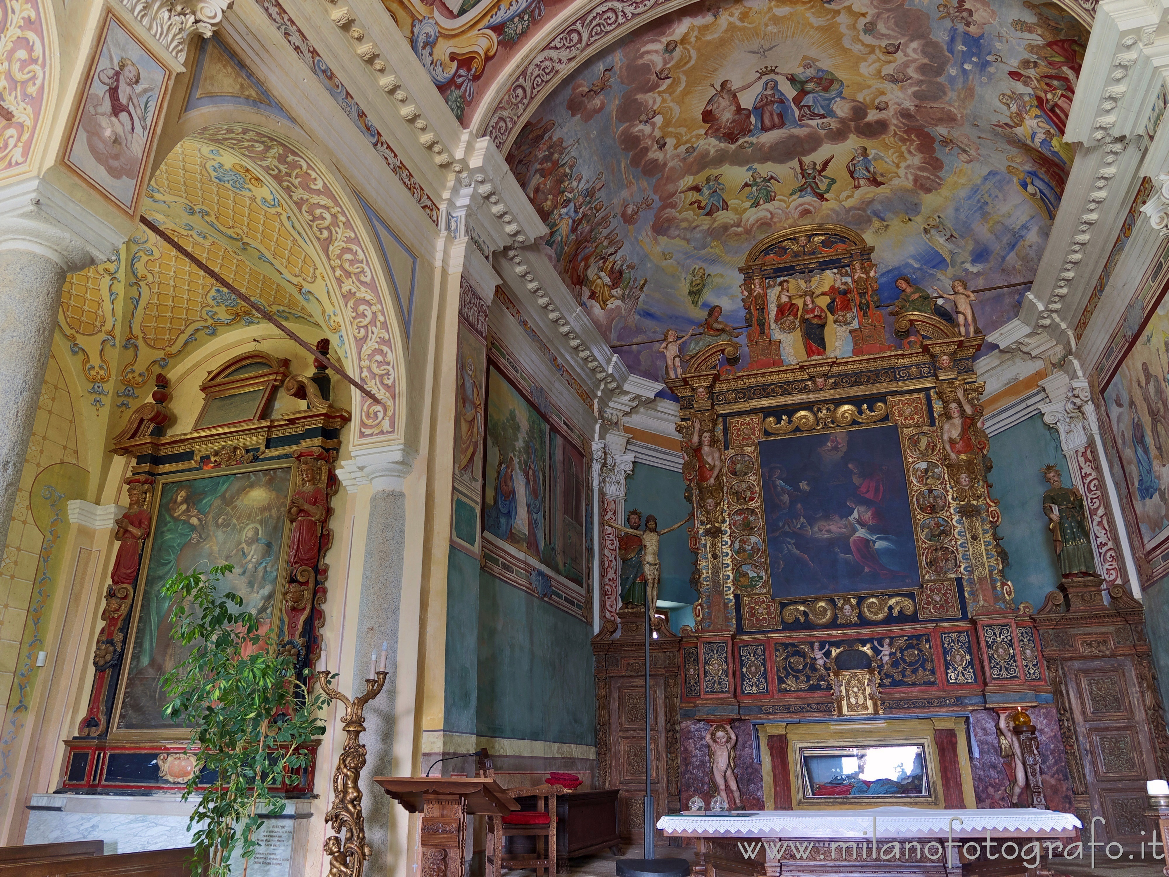 Trivero (Biella): Presbiterio della Chiesa grande del Santuario della Madonna della Brughiera - Trivero (Biella) Trivero (Biella): Presbiterio della Chiesa grande del Santuario della Madonna della Brughiera - Trivero (Biella)