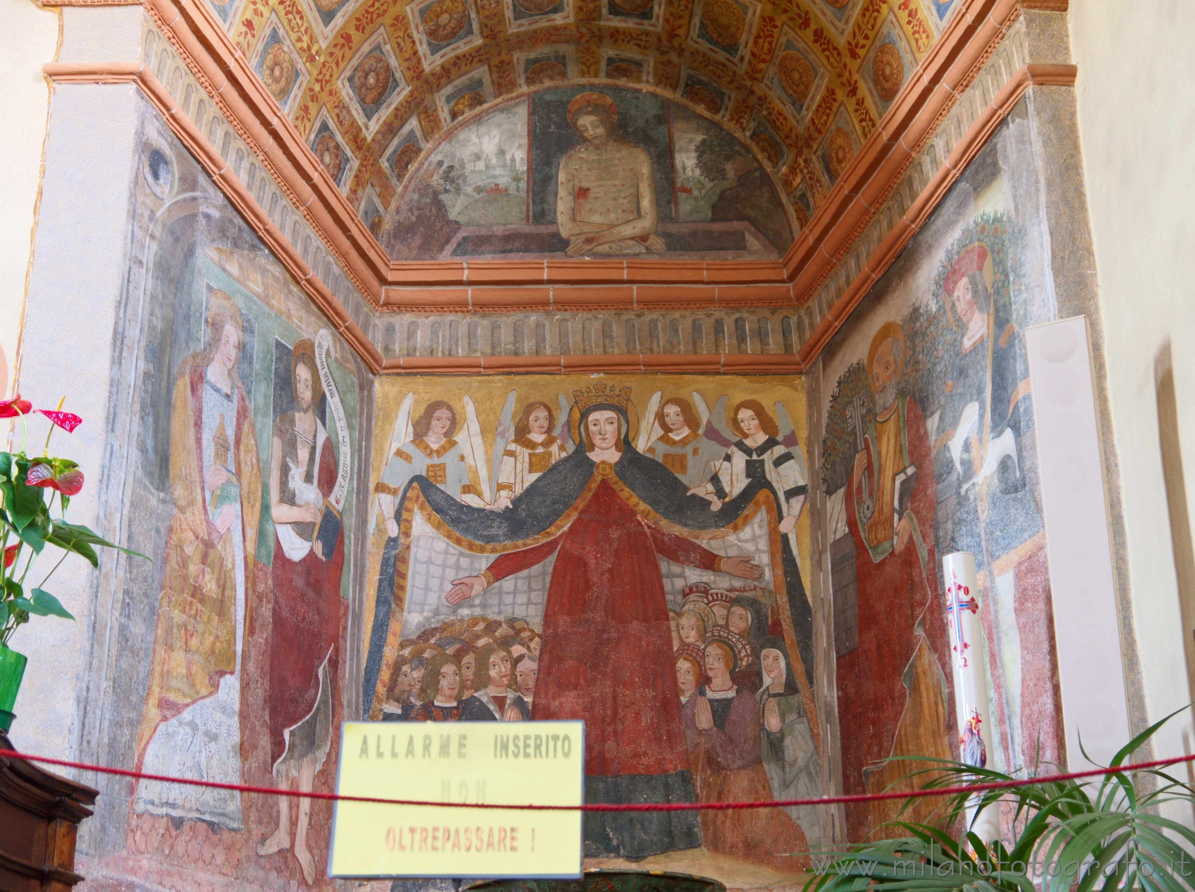 Benna (Biella): Affreschi  della Madonna delle Misericordia nella Chiesa di San Pietro - Benna (Biella)