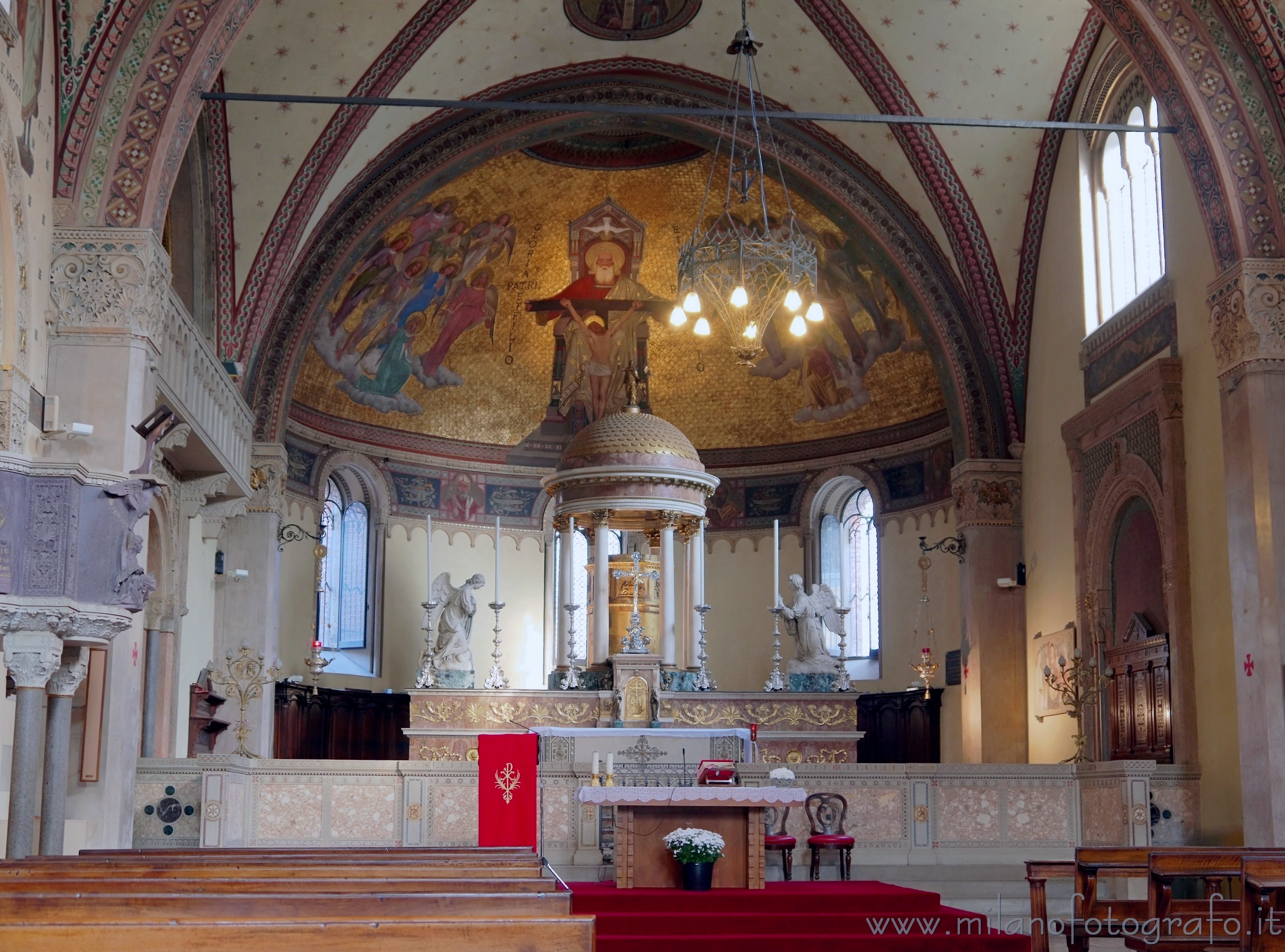 Milan (Italy): Altar and apse of the Basilica of San Calimero - Milan (Italy)