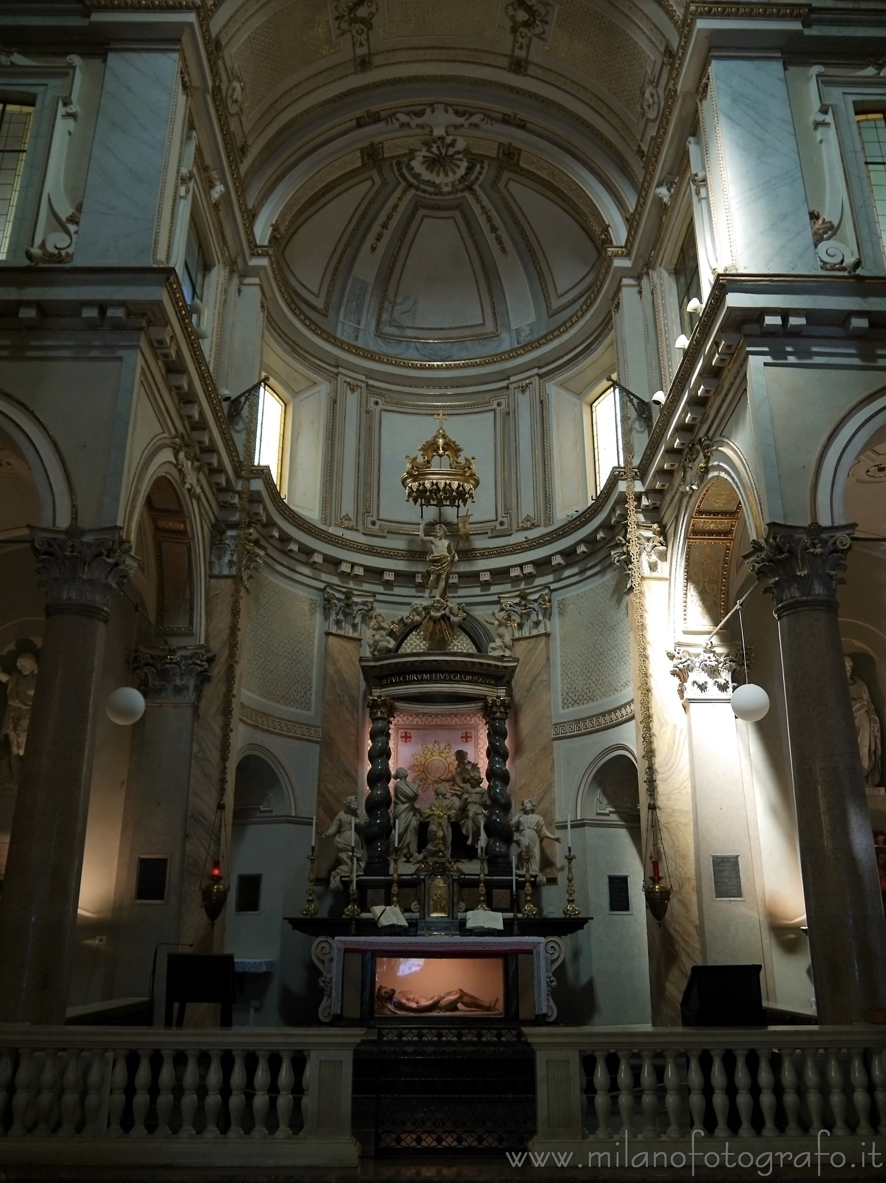 Milan (Italy): Altar and apsis of the Church of St. Sepulchre (Chiesa di San Sepolcro) - Milan (Italy)