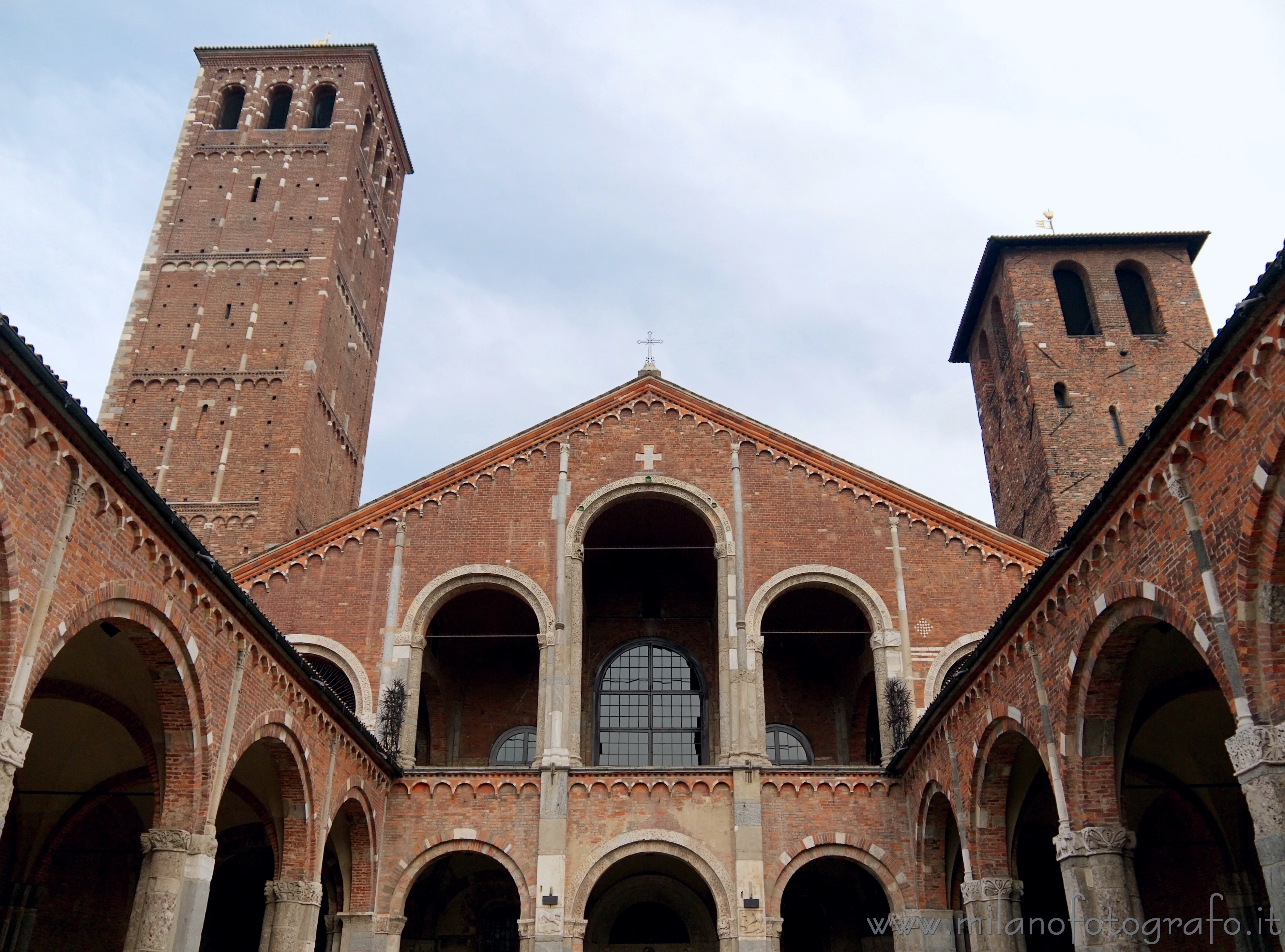 Milano: Facciata e campanili della Basilica di Sant Ambrogio - Milano