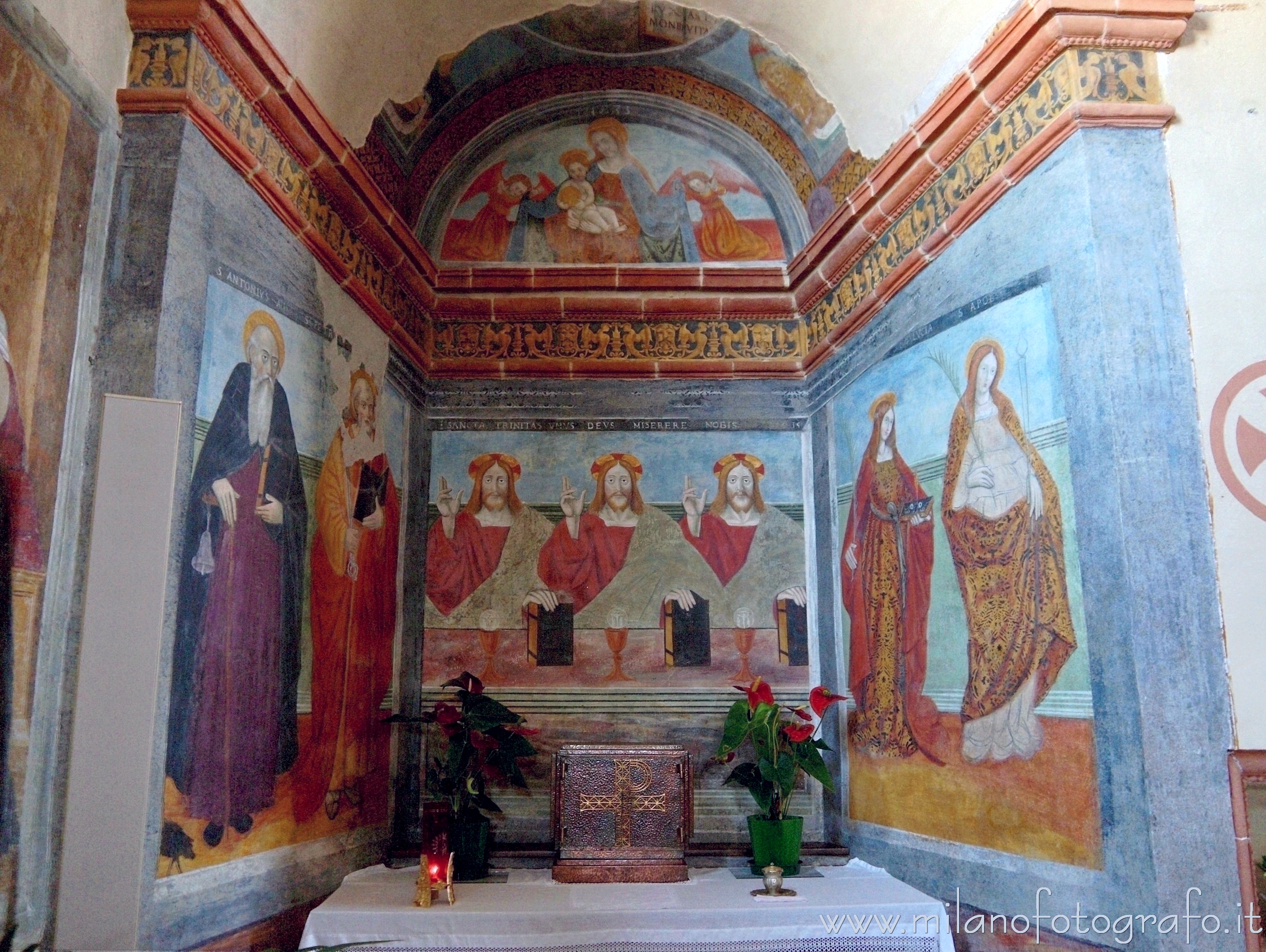 Benna (Biella, Italy): Fresco of the trinity in the Church of San Pietro - Benna (Biella, Italy)