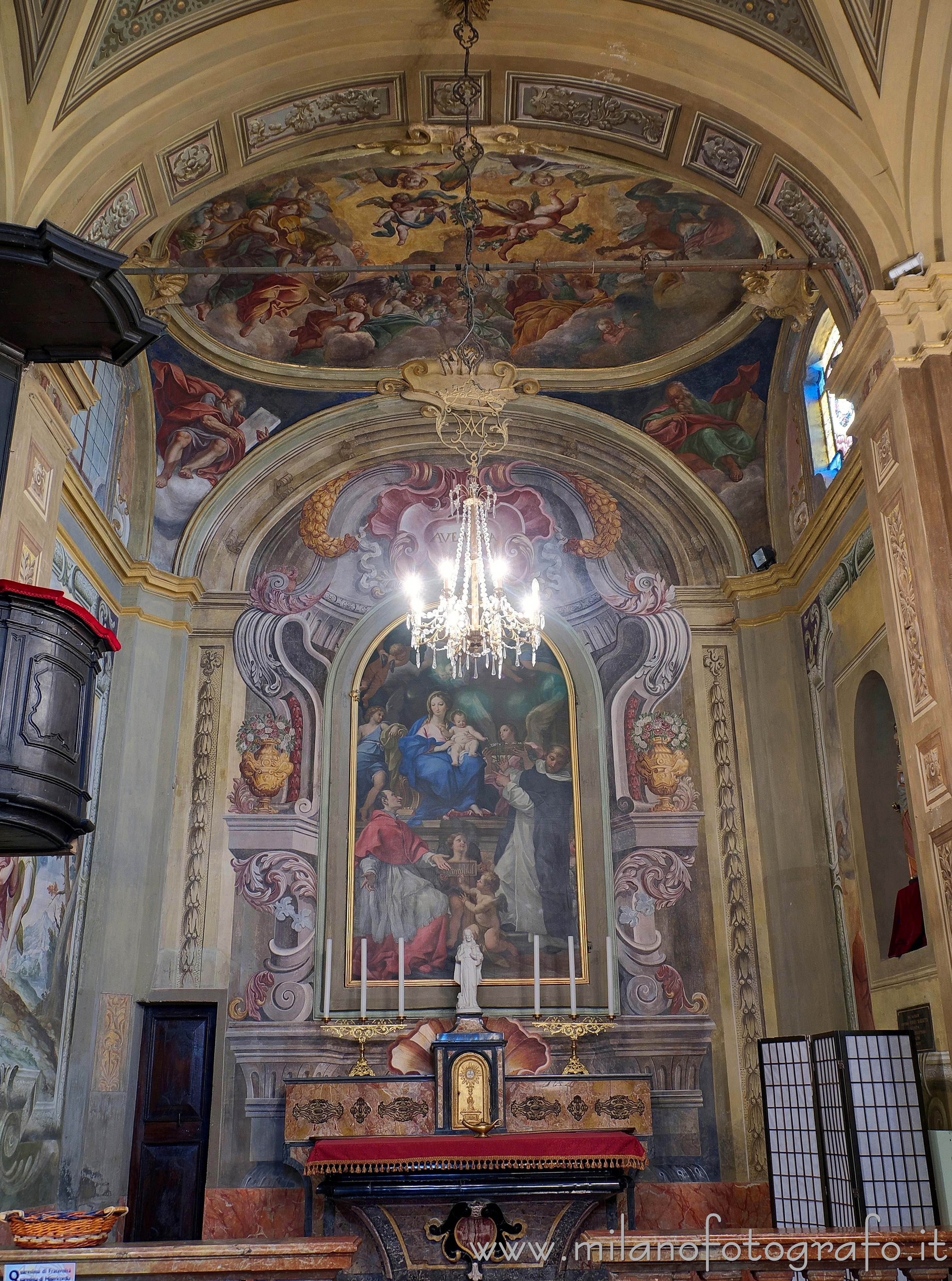 Biandrate (Novara): Altare laterale destro della Chiesa di San Colombano - Biandrate (Novara)