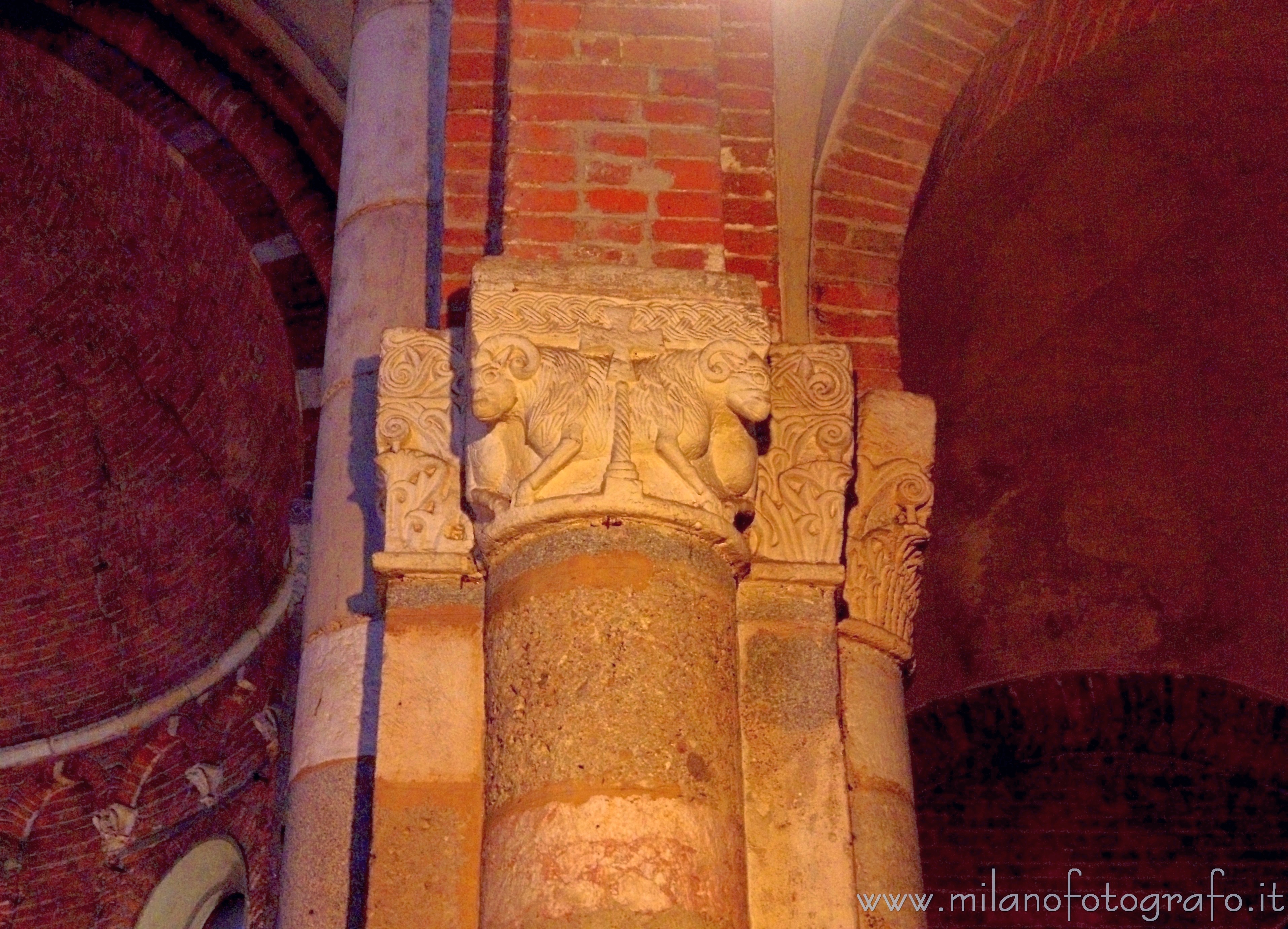 Milano: Capitello zoomorfo all'interno della Chiesa di San Celso - Milano