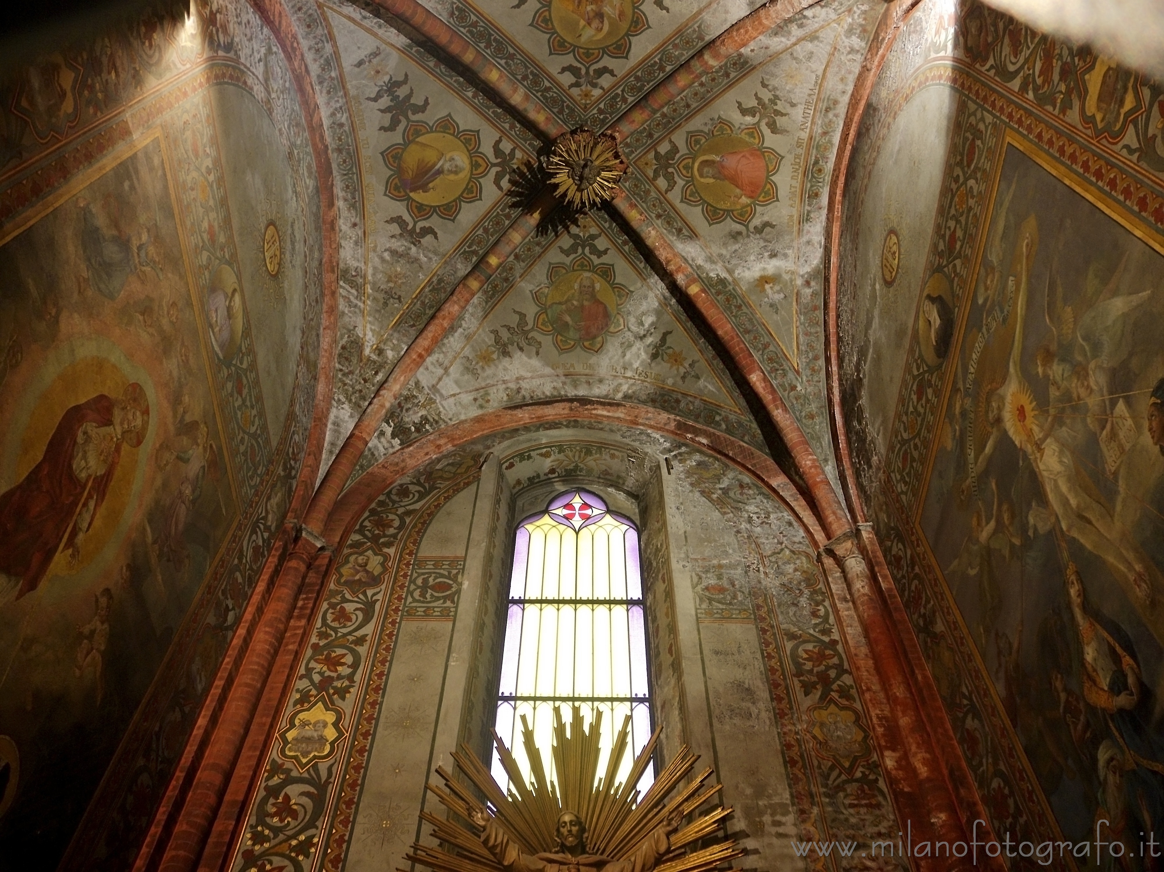 Pavia: Una delle cappella laterali della Chiesa di Santa Maria del Carmine - Pavia