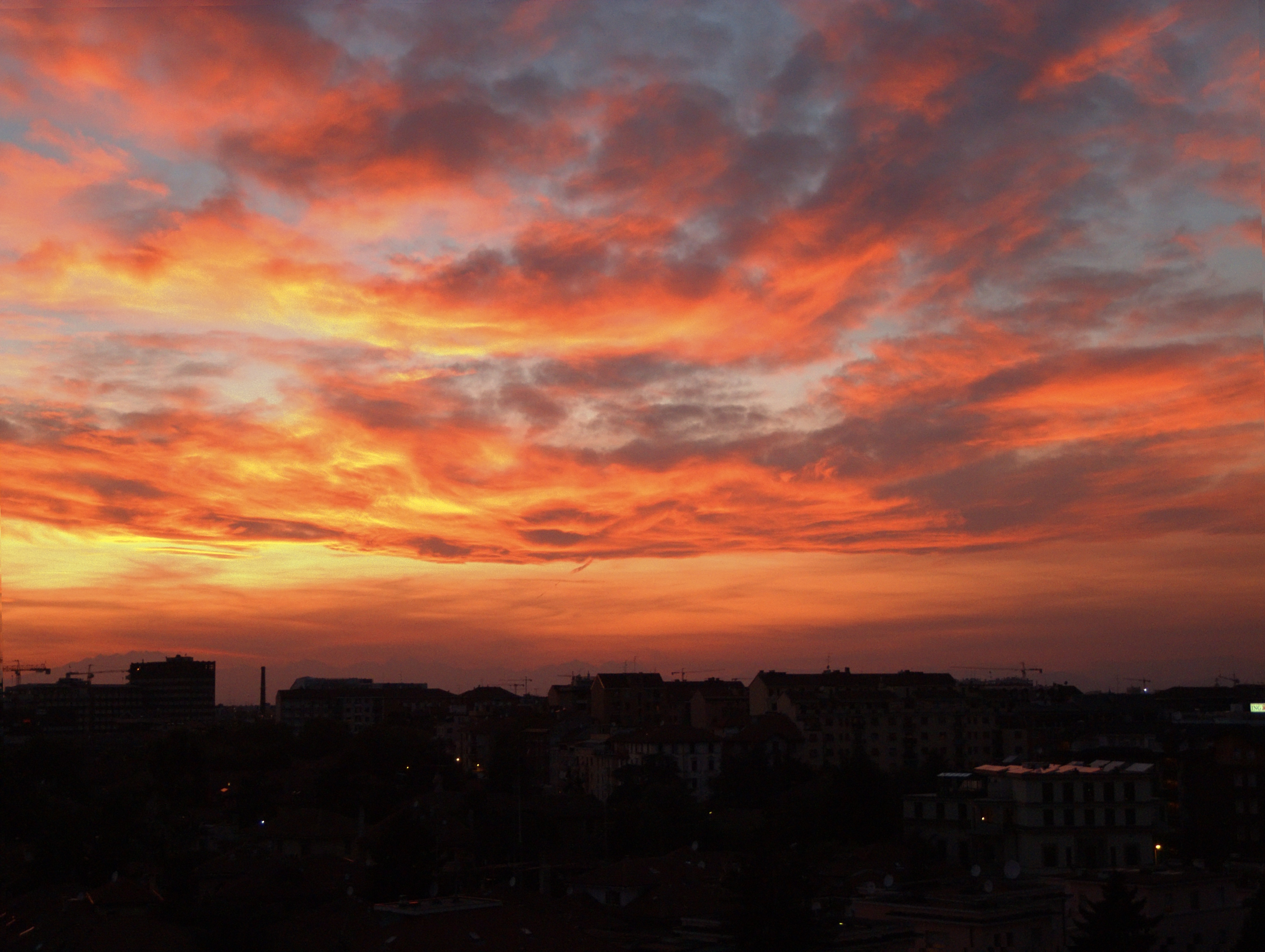 Milano - Tramonto pieno di colori su Milano