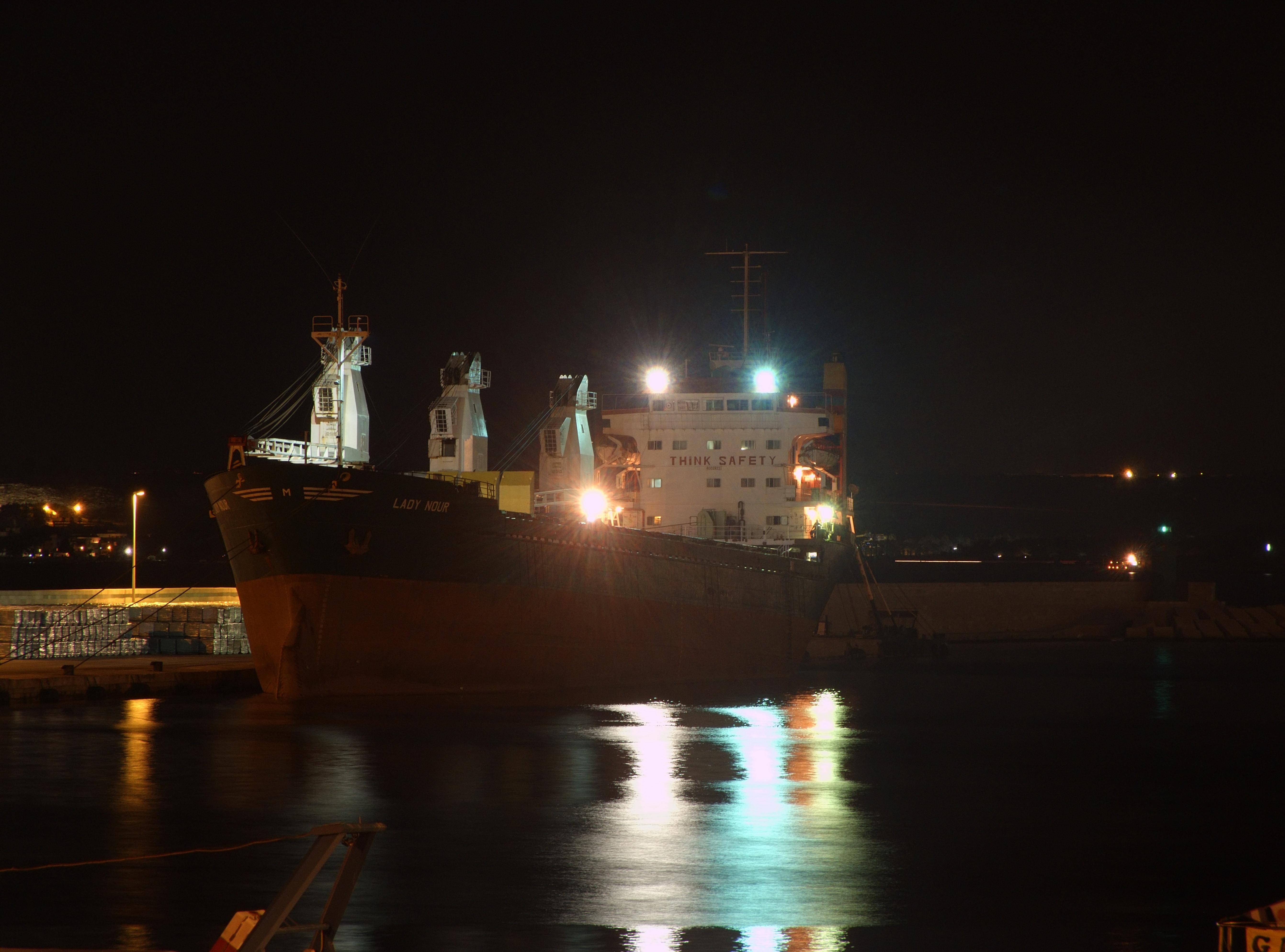 Gallipoli (Lecce): Nave nel porto di Gallipoli in notturna - Gallipoli (Lecce)