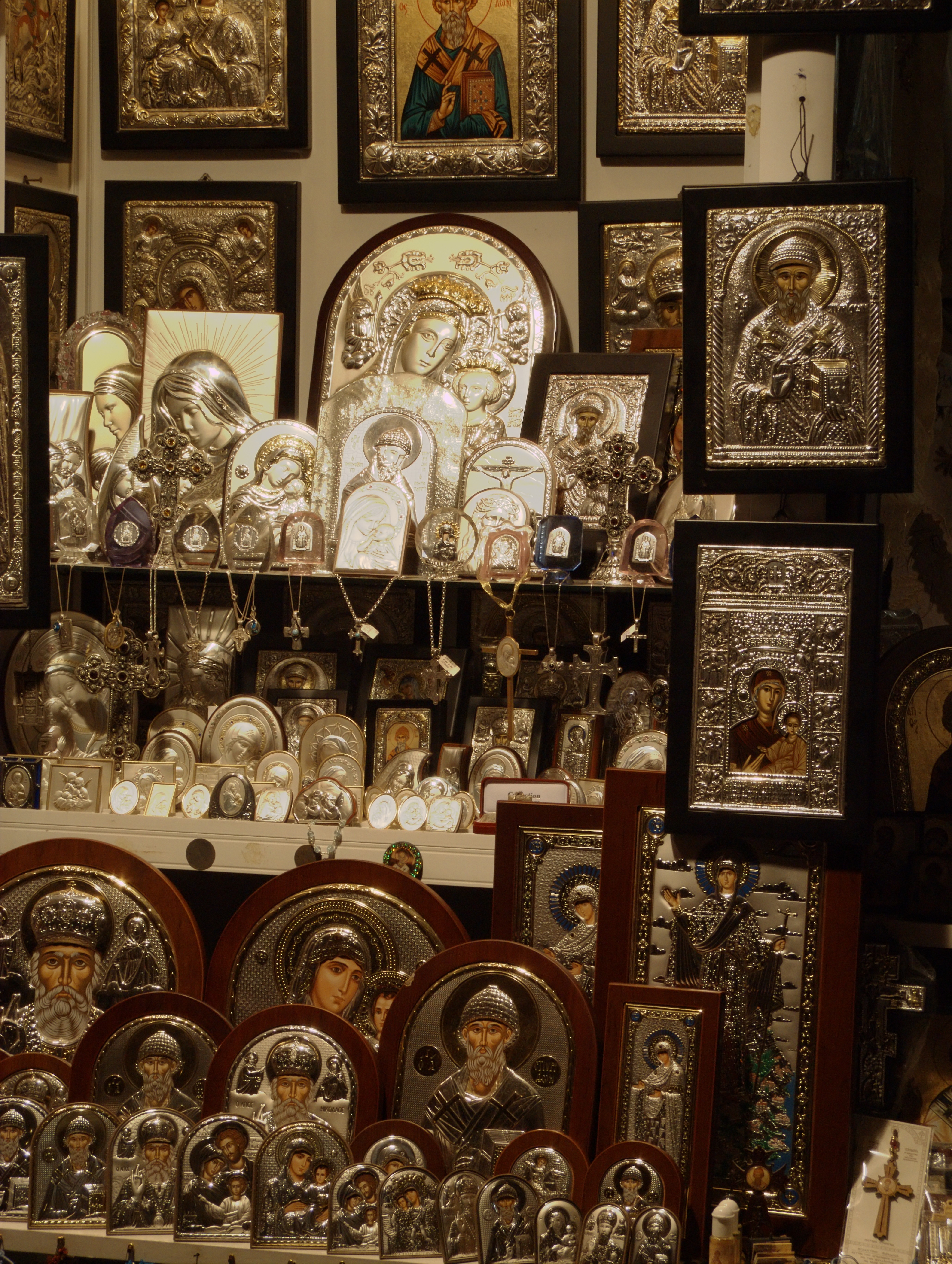 Korfu Town (Greece): Icons in shopping window - Korfu Town (Greece)