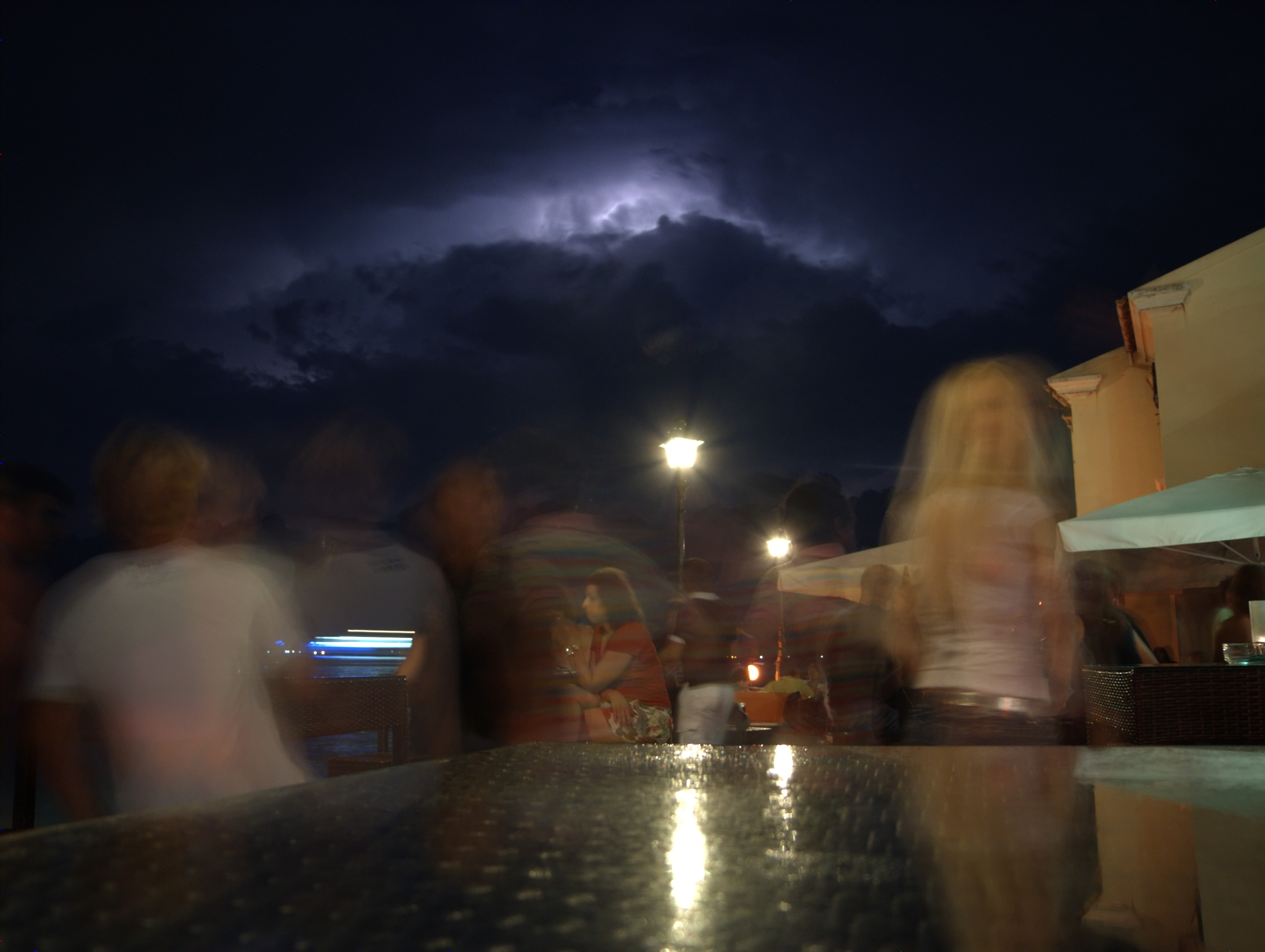 Corfù (Grecia): Fulmini dietro le nuvole - Corfù (Grecia)