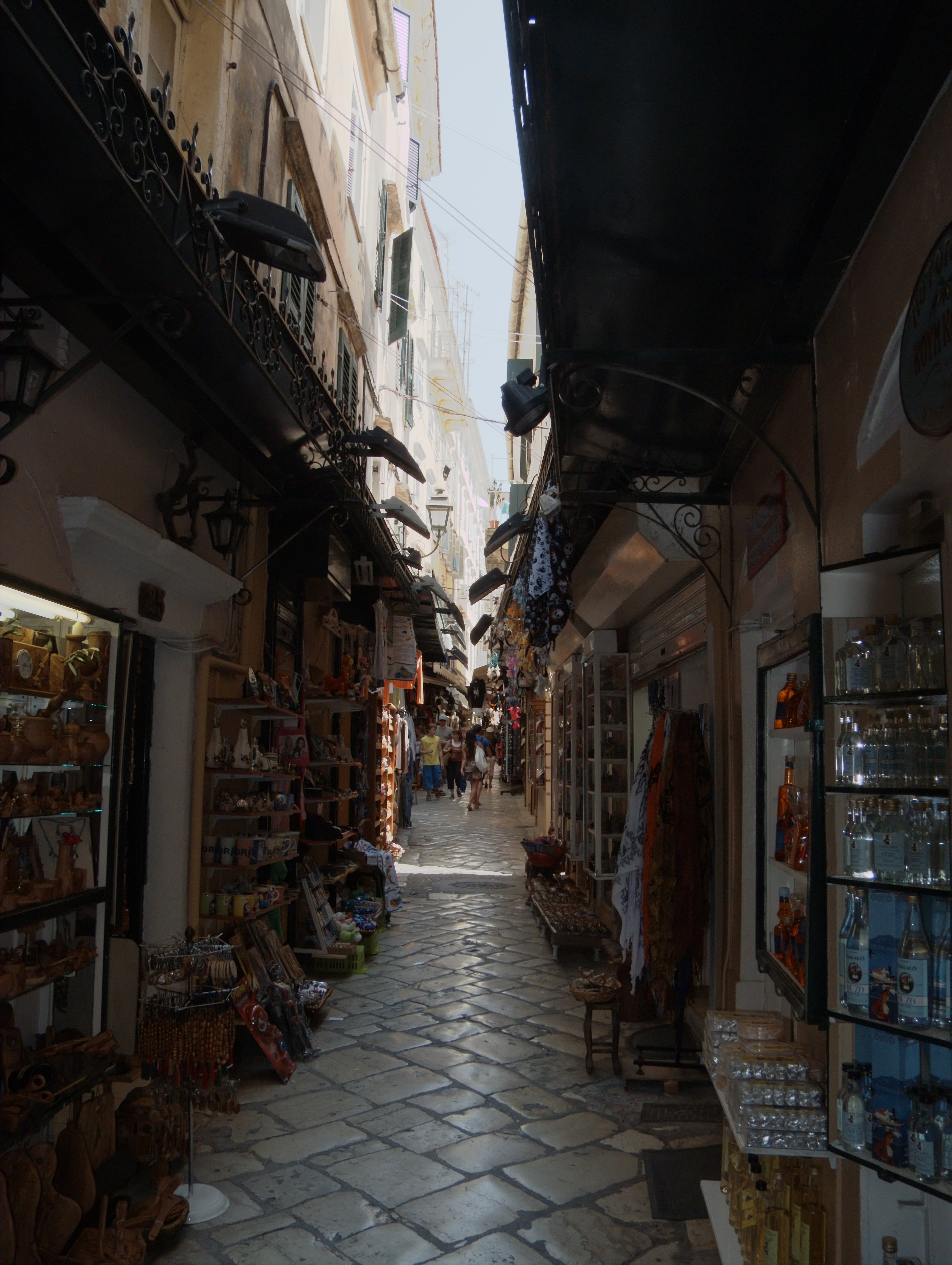 Korfu (Greece): Narrow street in Korfu Town - Korfu (Greece)