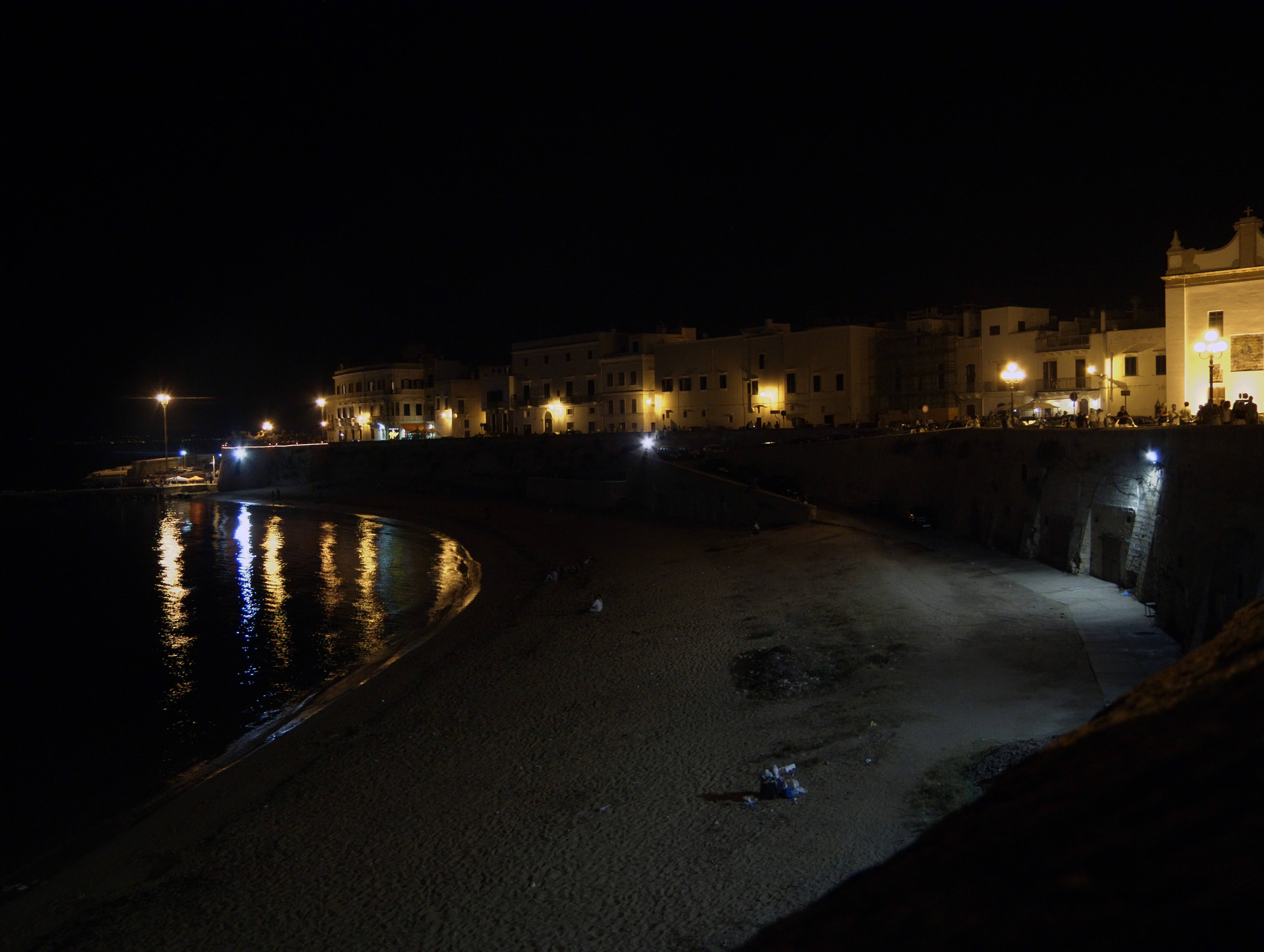 Gallipoli (Lecce, Italy): The beach of the Gallipoli Old by night - Gallipoli (Lecce, Italy)