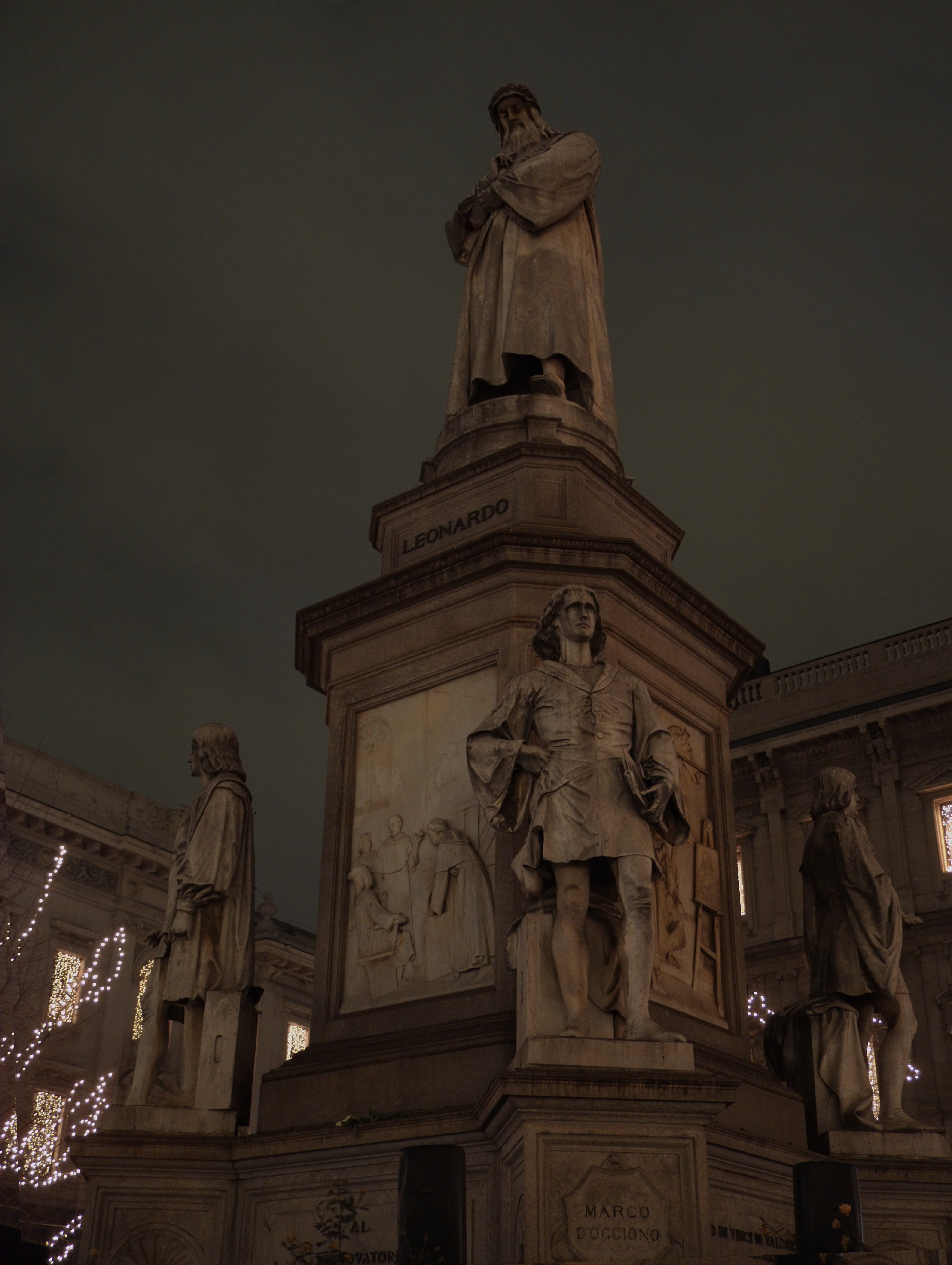 Milano: Statua di Leonardo da Vinci in Piazza della Scala in notturna - Milano