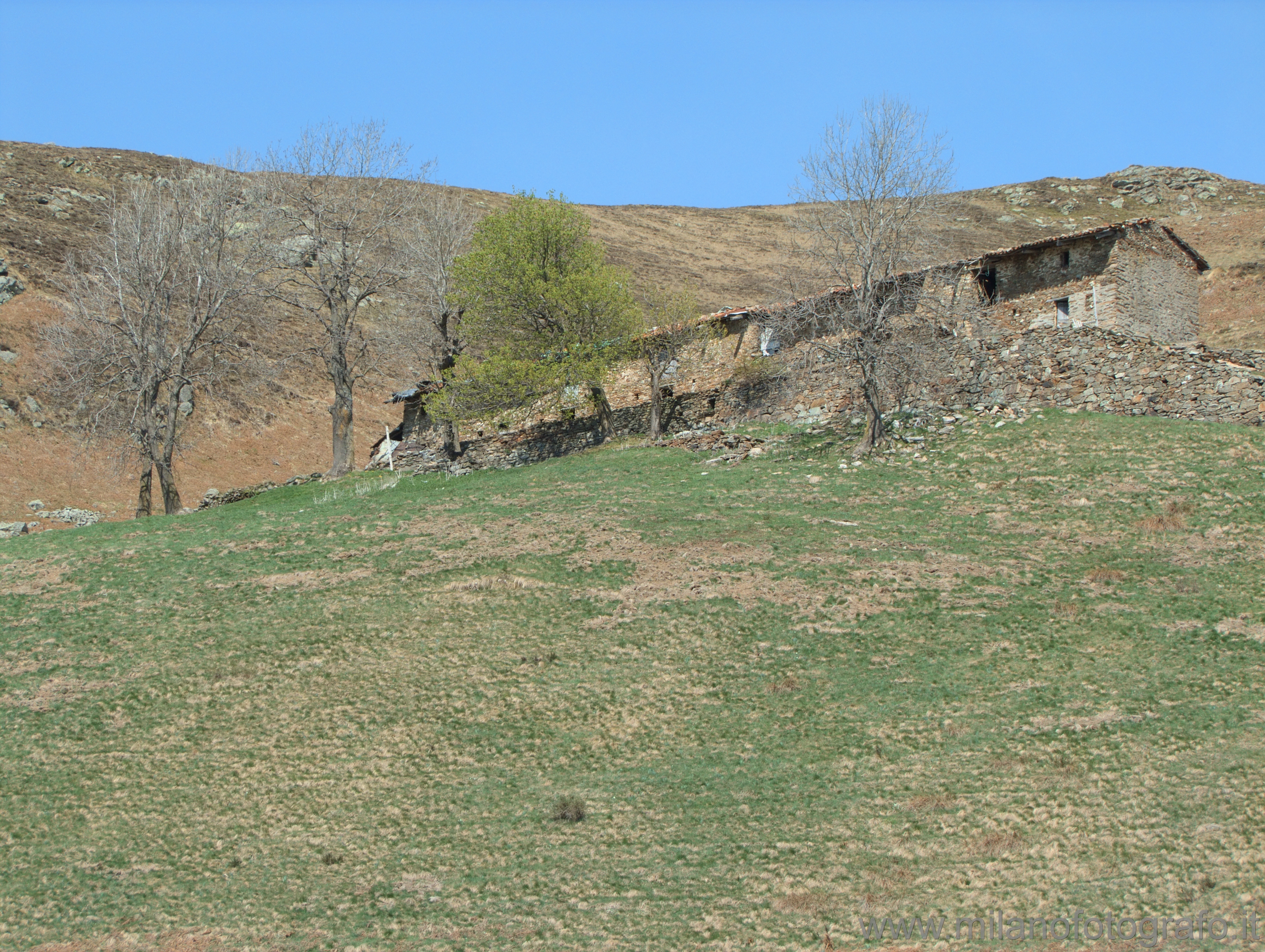 Bielmonte (Biella): Paesaggio primaverile con malga - Bielmonte (Biella)