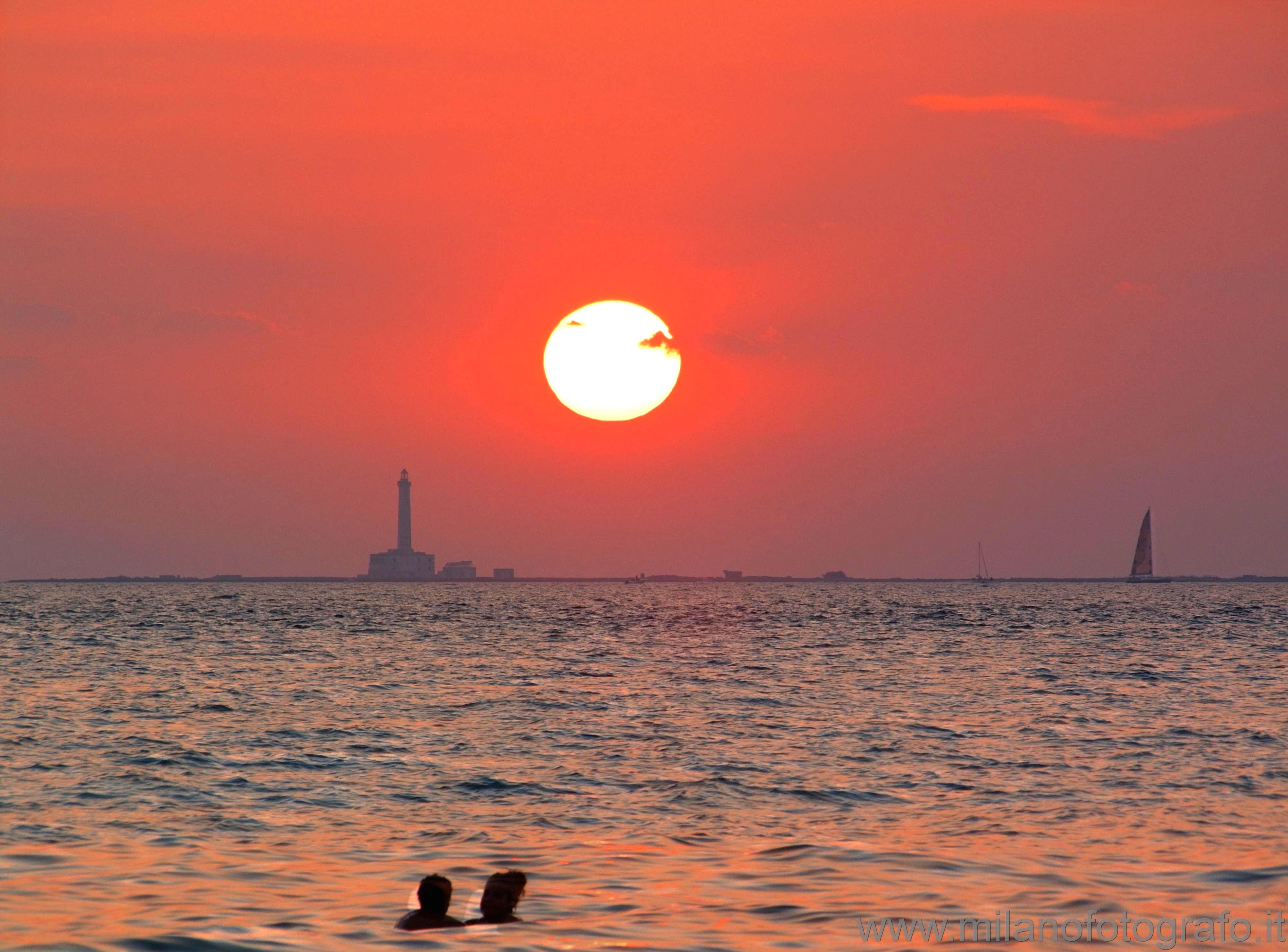 Baia Verde frazione di Gallipoli (Lecce): Tramonto con l' isola di Sant Andrea - Baia Verde frazione di Gallipoli (Lecce)