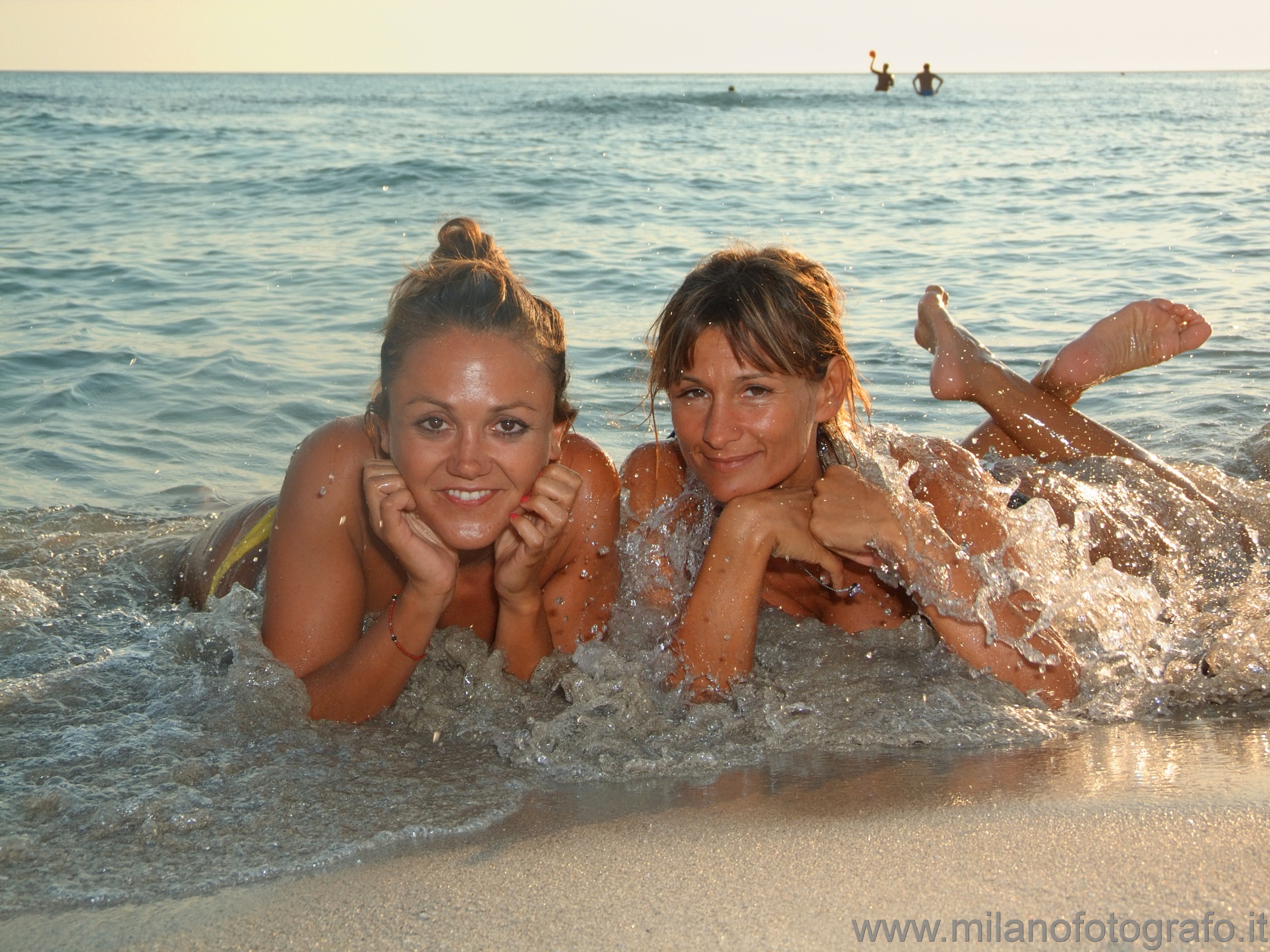 Torre San Giovanni (Lecce, Italy): Double female portrait at the sea shore - Torre San Giovanni (Lecce, Italy)