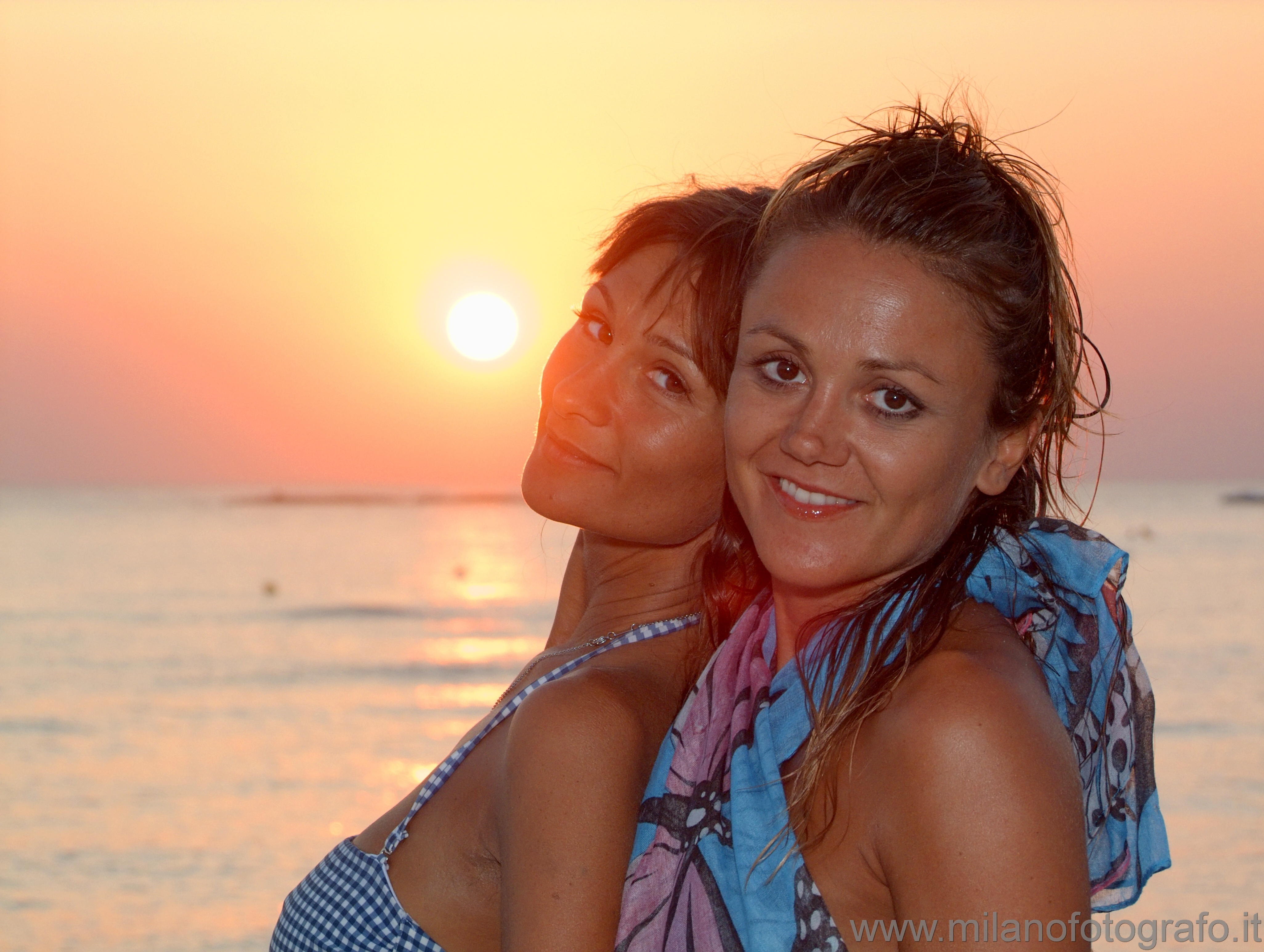 Torre San Giovanni (Lecce, Italy): Double female portrait with the sunset on the sea in the beckground - Torre San Giovanni (Lecce, Italy)