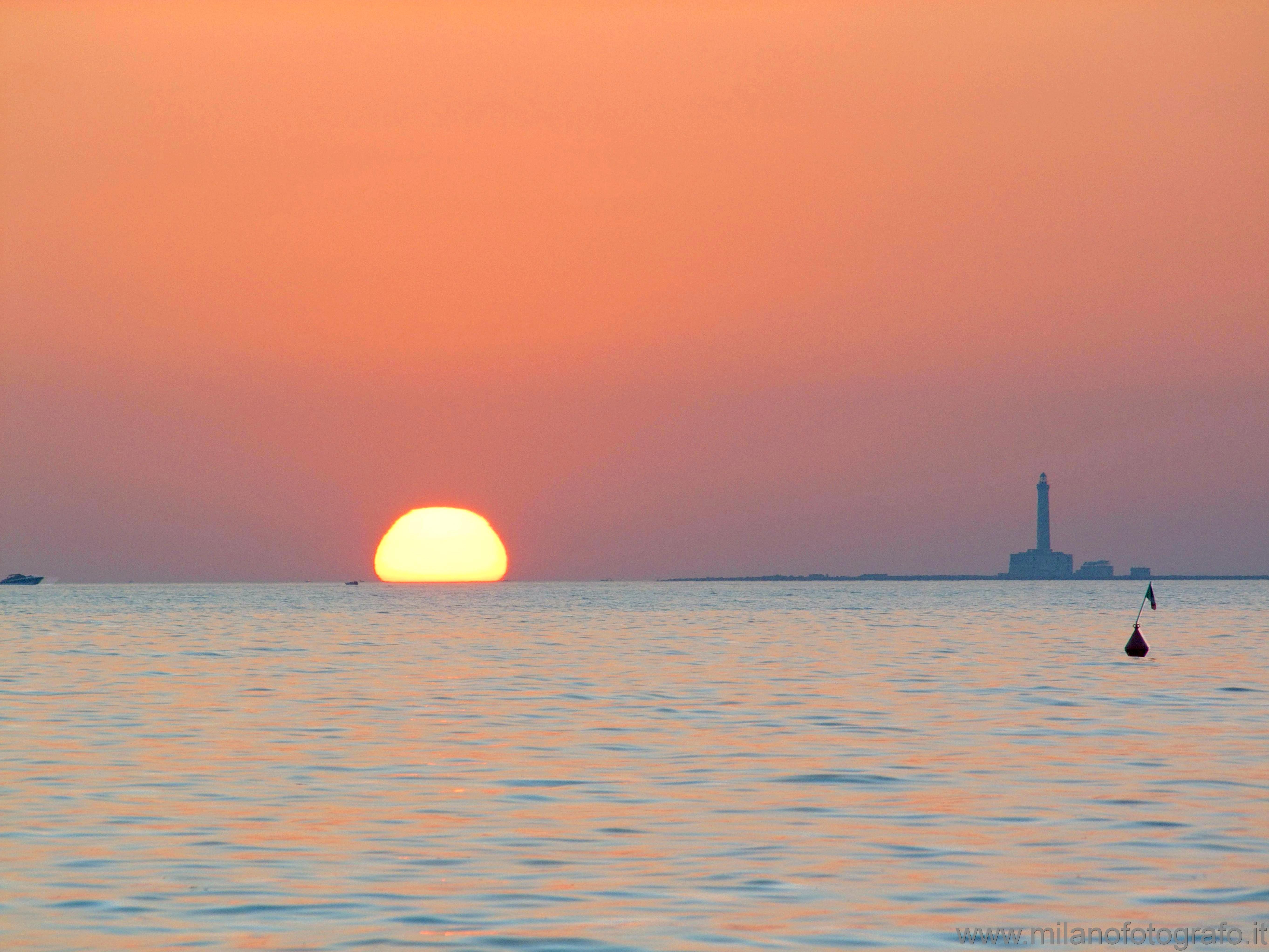 Baia Verde frazione di Gallipoli (Lecce): Tramonto con l' isola di Sant Andrea - Baia Verde frazione di Gallipoli (Lecce)