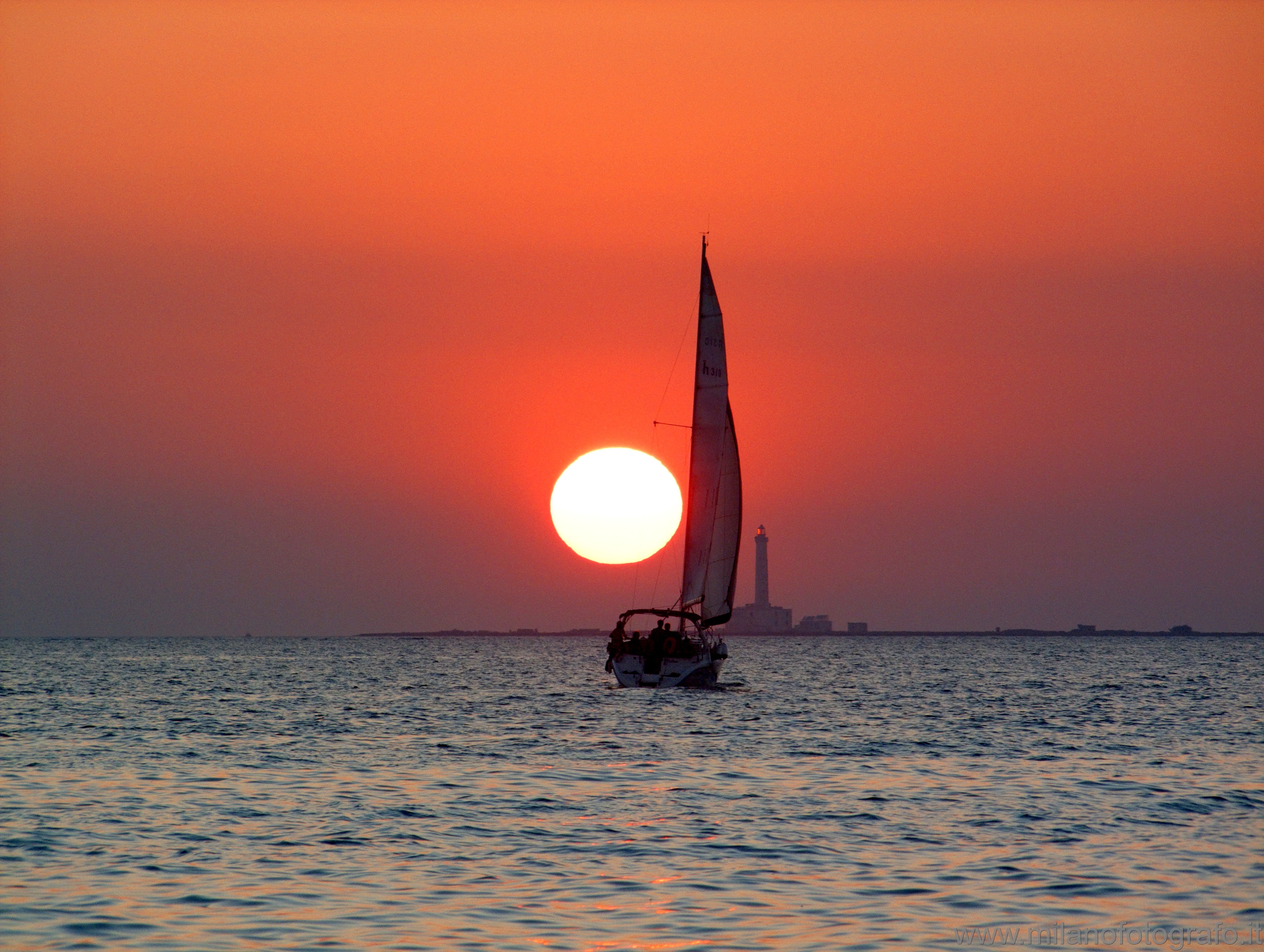 Baia Verde frazione di Gallipoli (Lecce) - Tramonto con faro e barca a vela
