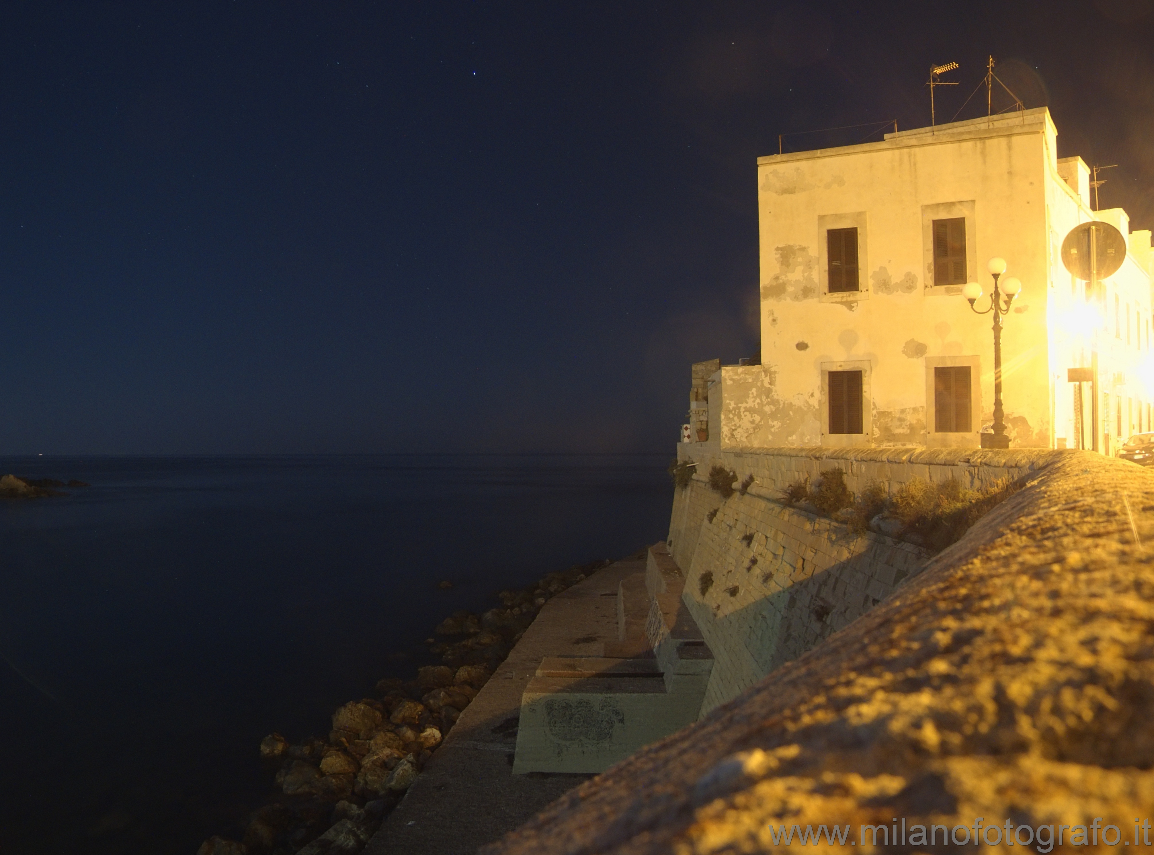Gallipoli (Lecce): Particolare delle mura in notturna - Gallipoli (Lecce)