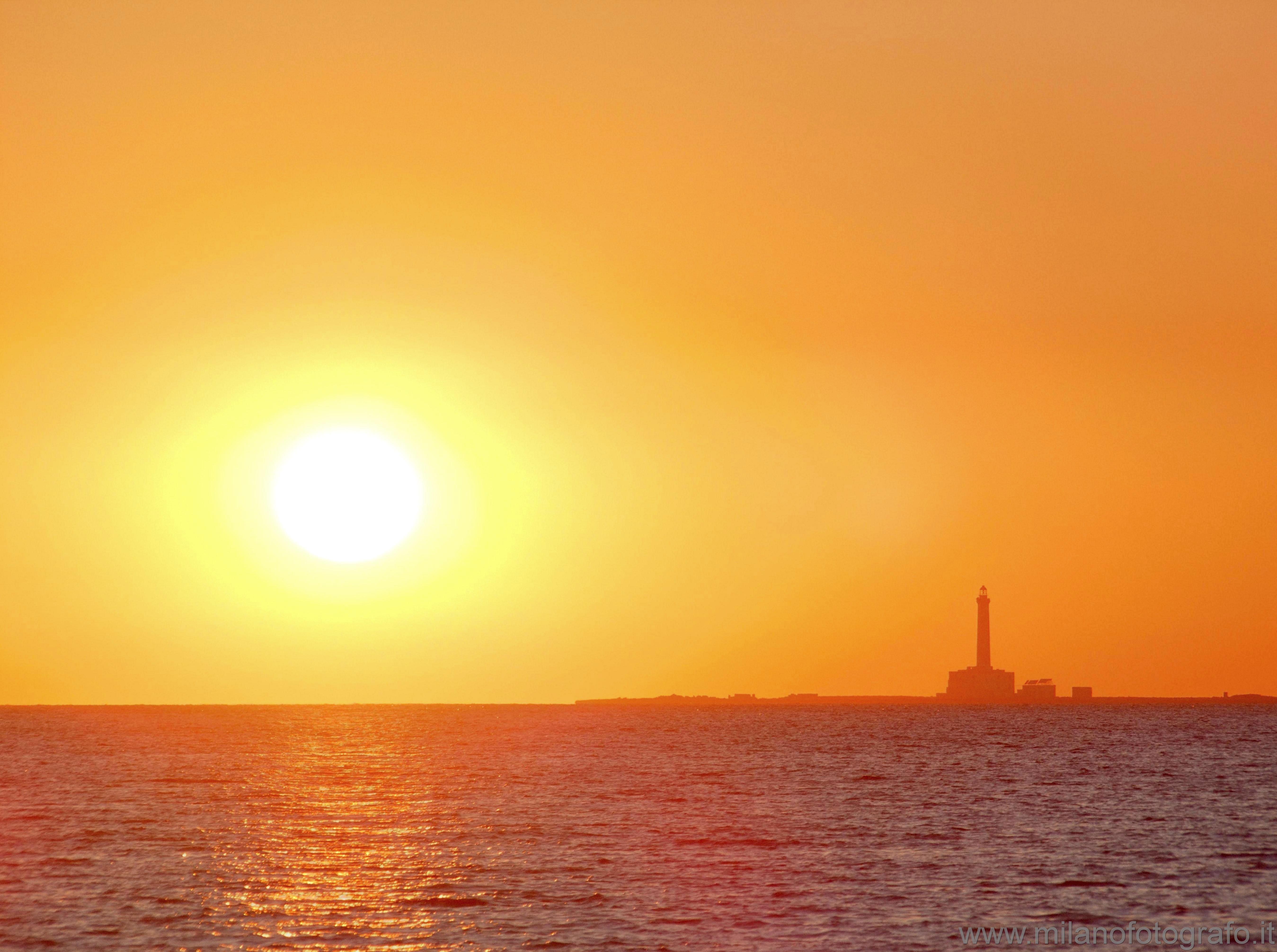 Baia Verde frazione di Gallipoli (Lecce): Tramonto sul mare con l' isola di Sant Andrea - Baia Verde frazione di Gallipoli (Lecce)