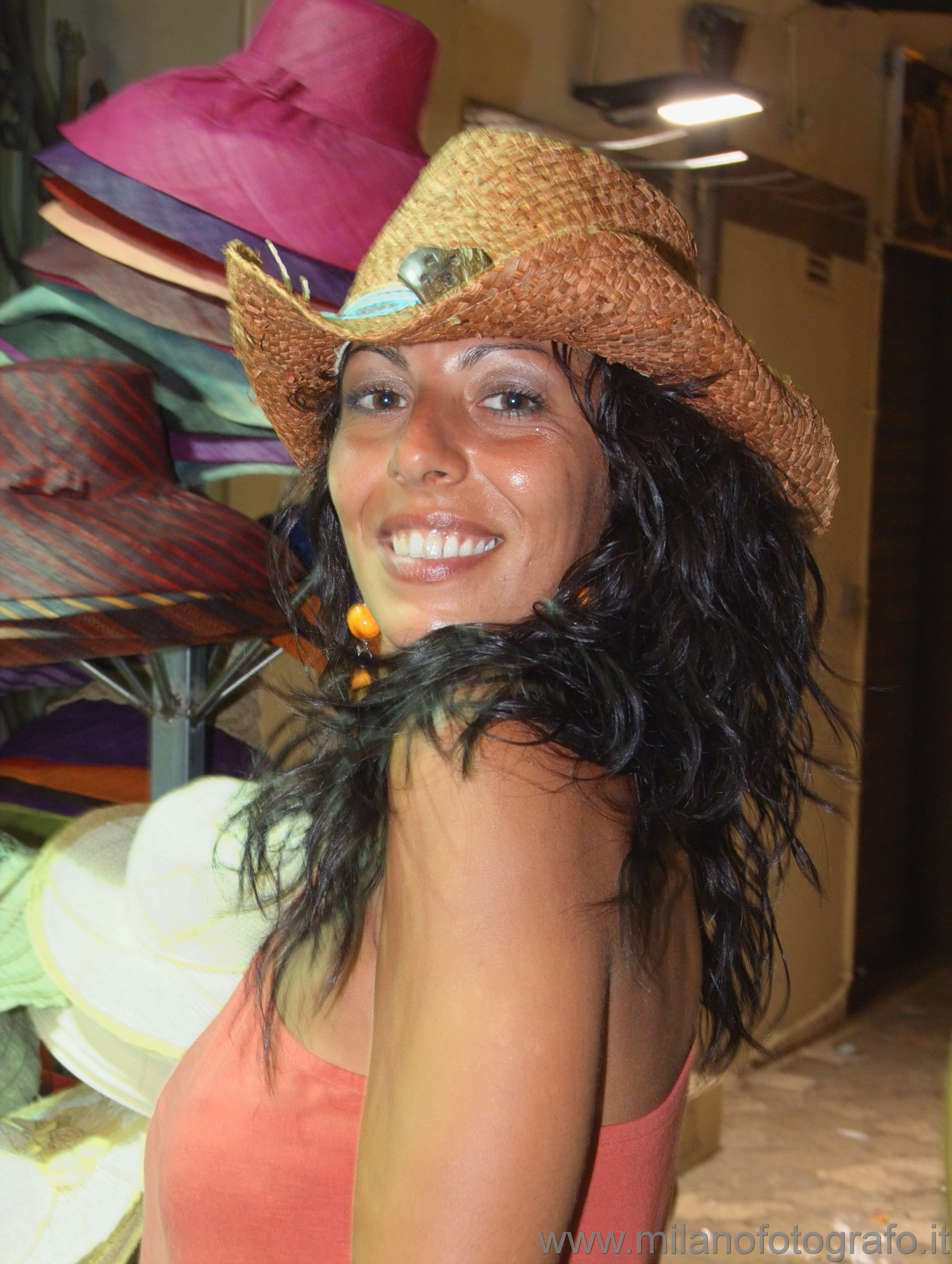 Gallipoli (Lecce, Italy): Girls with colored hats - Gallipoli (Lecce, Italy)