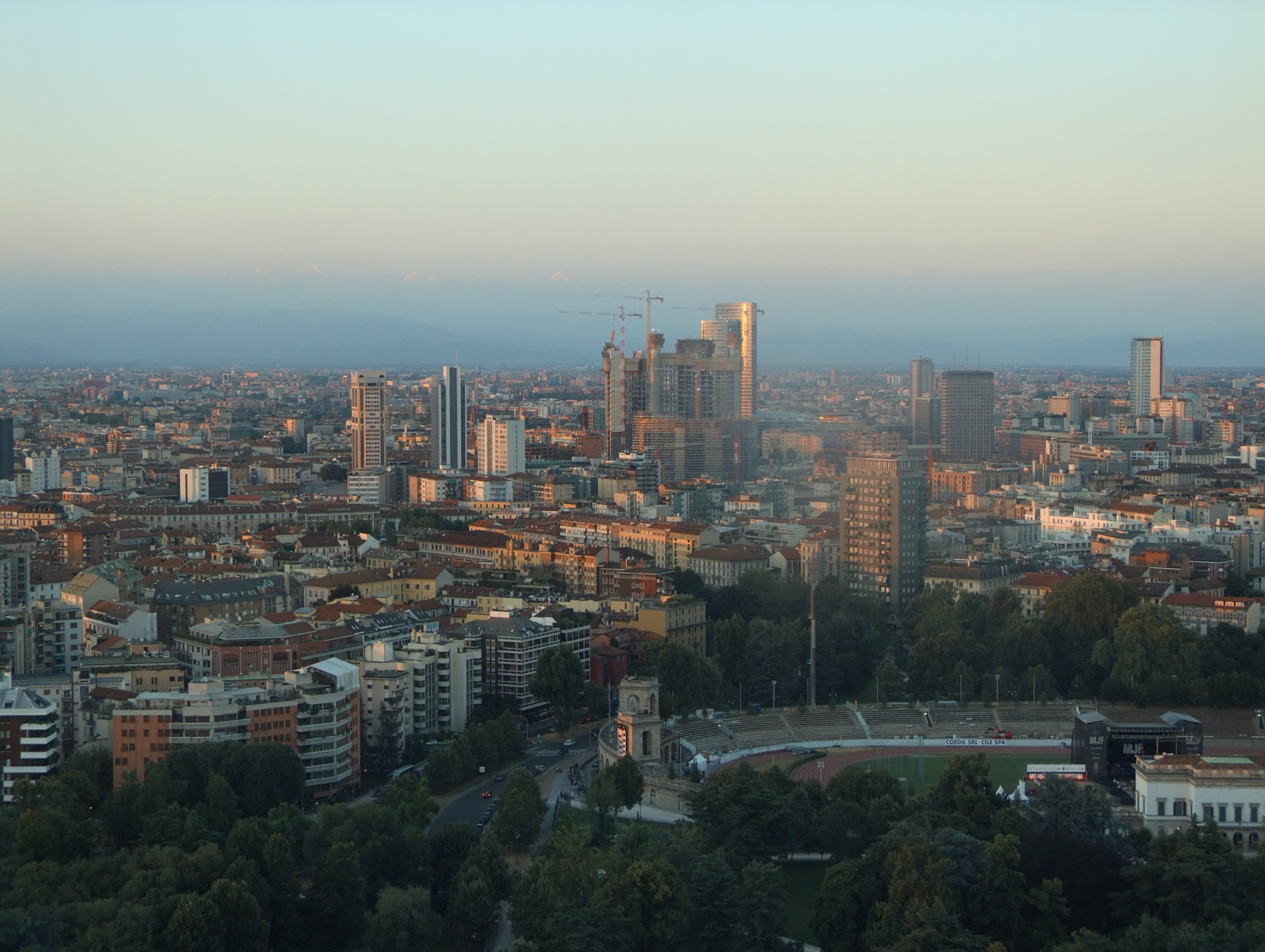Milano: Milano al tramonto vista dalla Torre Branca, direzione ca. nord est - Milano
