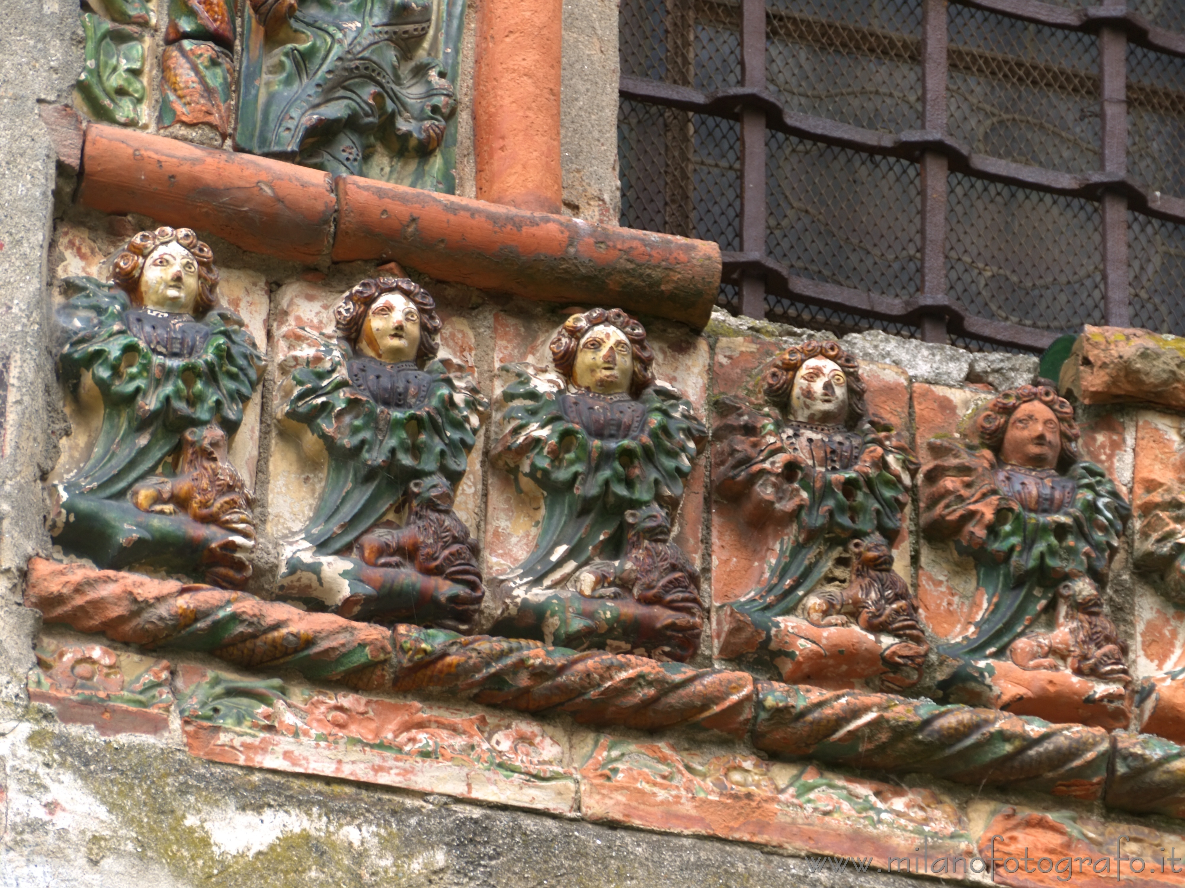 Andorno Micca (Biella): Decorazioni intorno ad una finestra del Duomo di Andorno Micca - Andorno Micca (Biella)