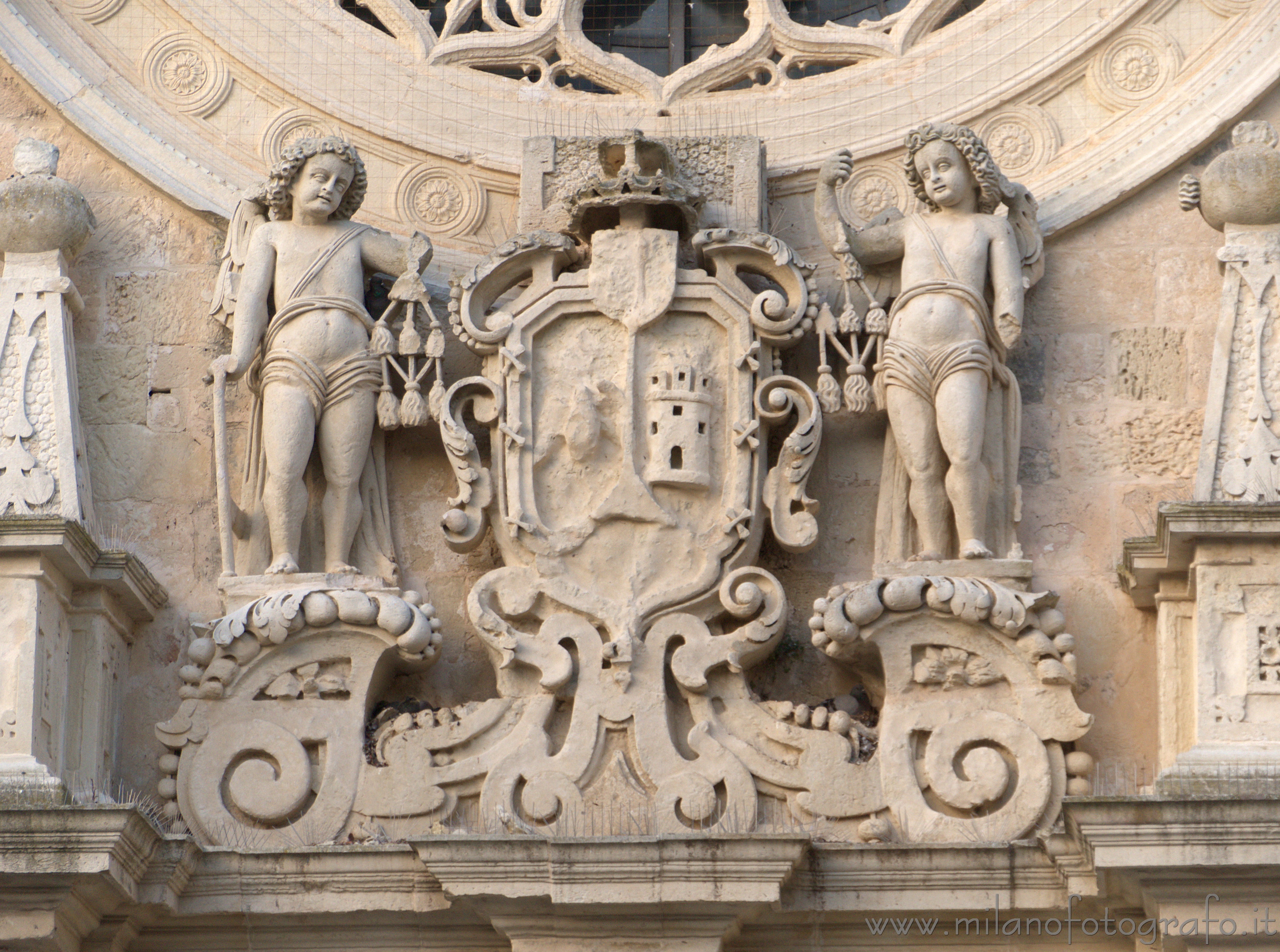 Otranto (Lecce): Decorazioni sopra il portone della Cattedrale - Otranto (Lecce) Otranto (Lecce): Decorazioni sopra il portone della Cattedrale - Otranto (Lecce)