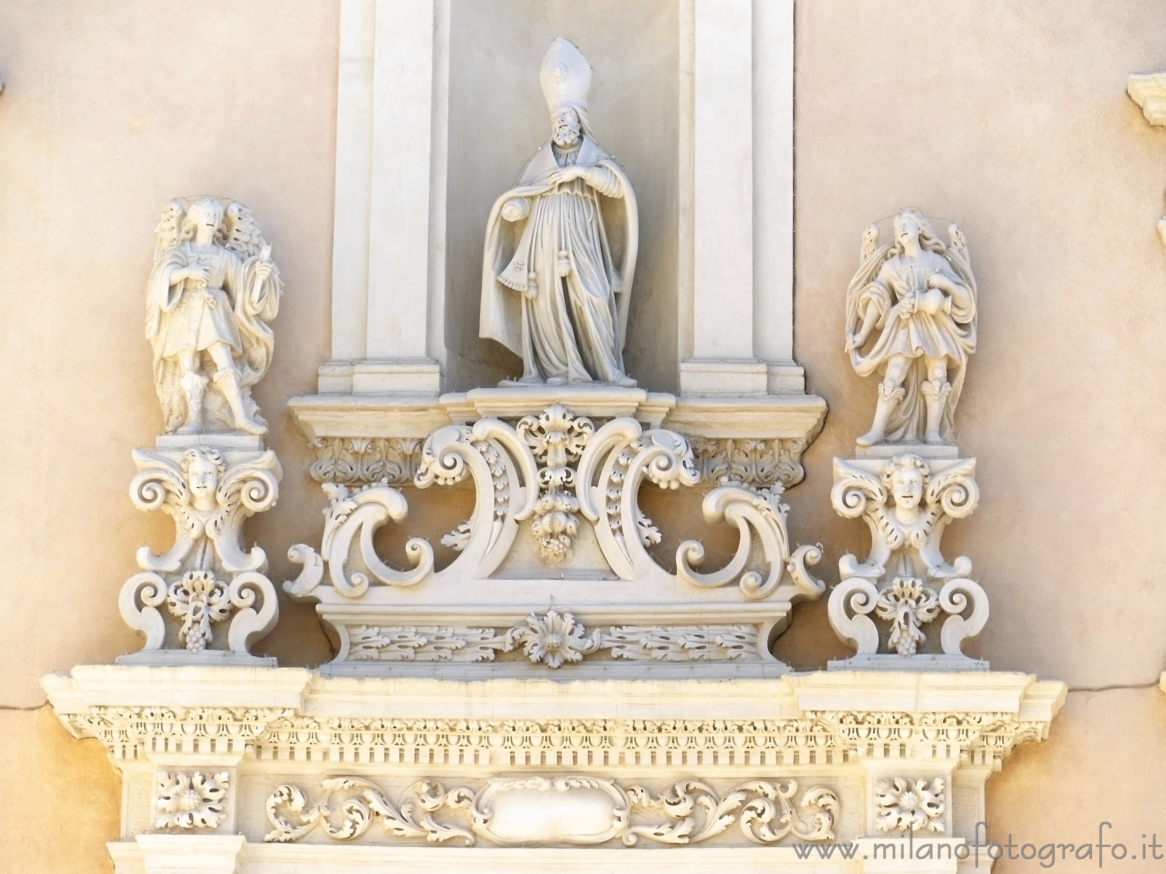 Casarano (Lecce, Italy): Decorations above the doorway of the Cathedral Church - Casarano (Lecce, Italy)