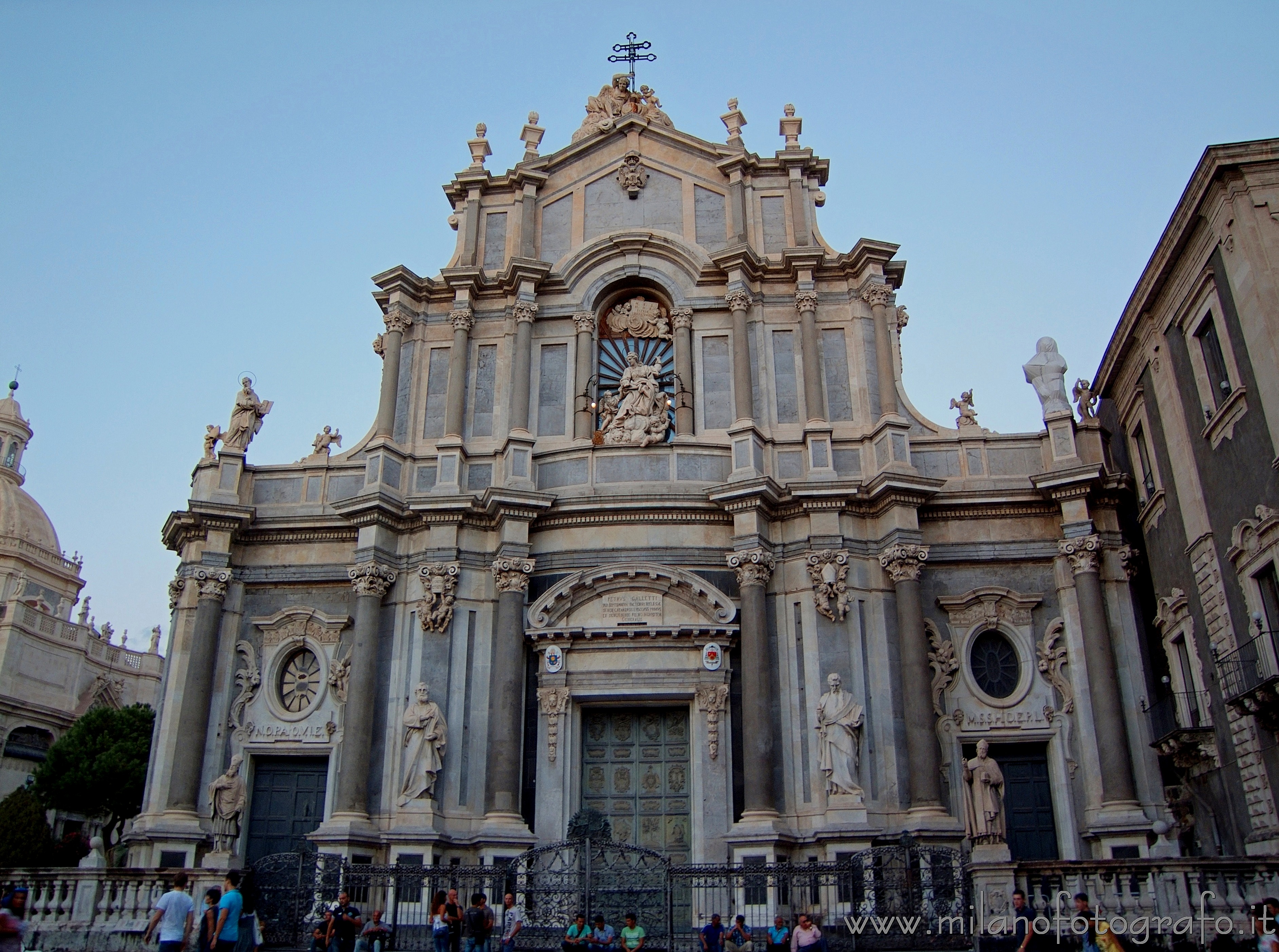 Catania: Facciata del Duomo all'imbrunire - Catania