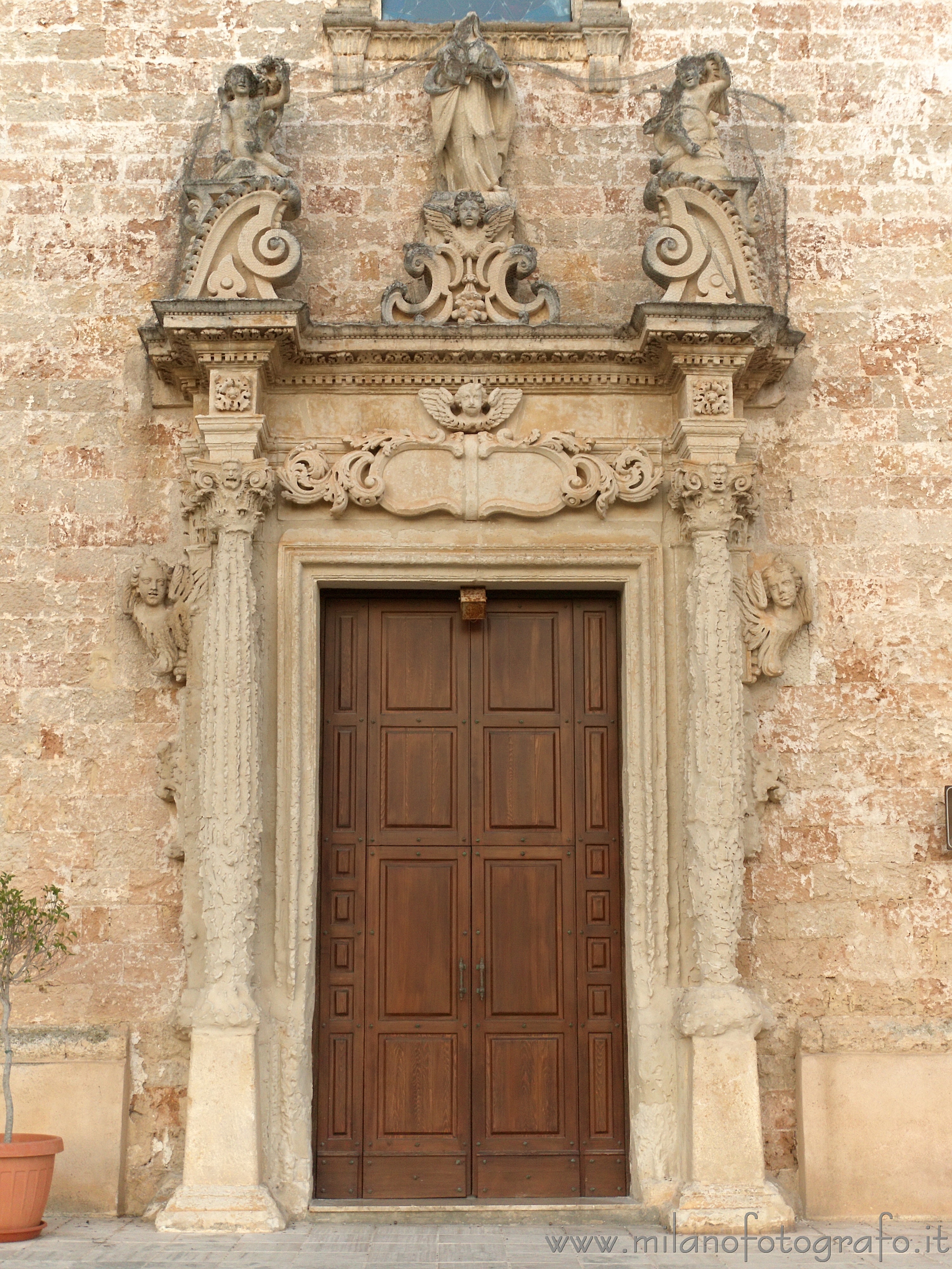 Felline fraction of Alliste (Lecce, Italy): Door of the Church of Our Lady of Sorrows - Felline fraction of Alliste (Lecce, Italy)