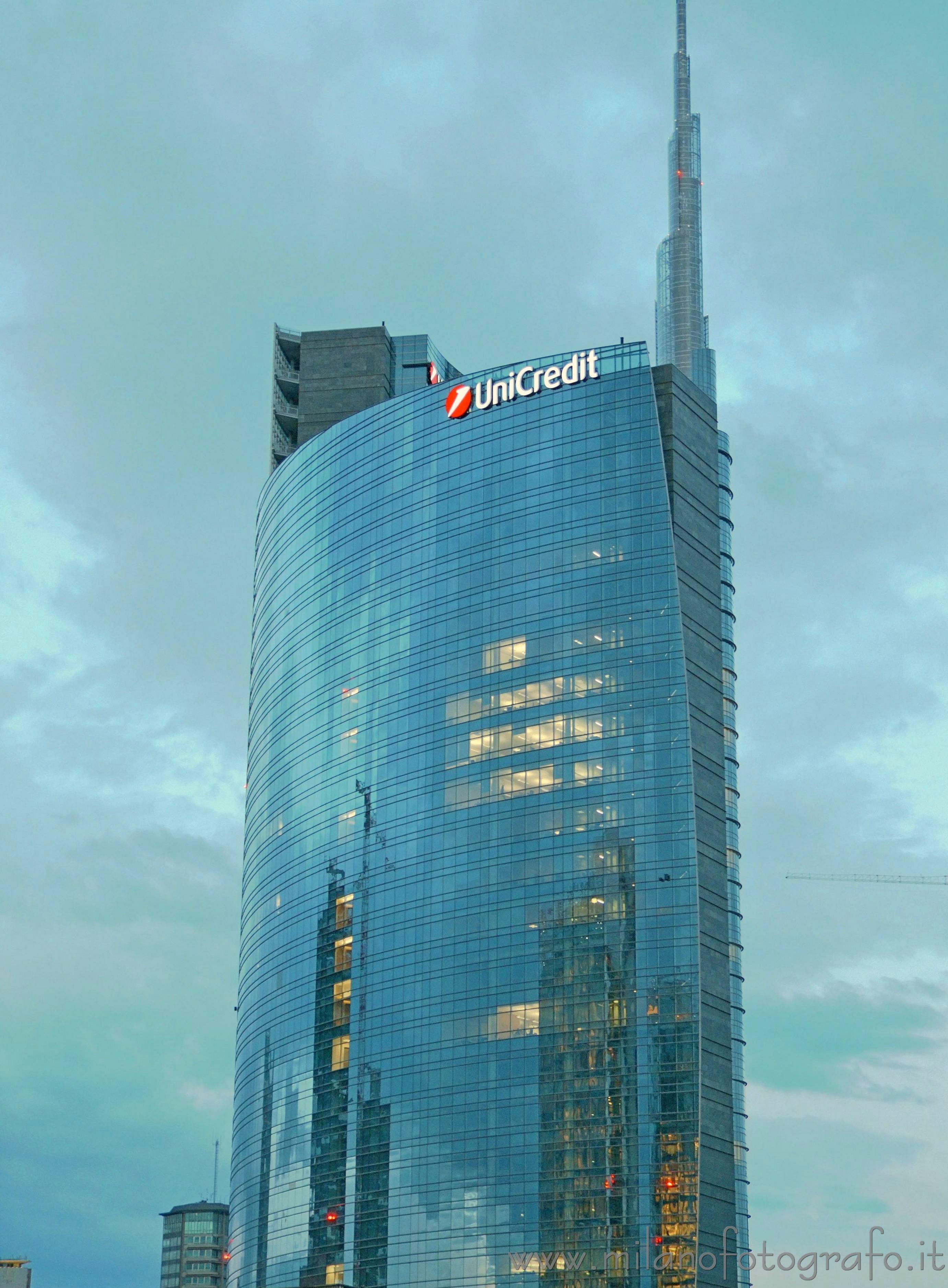 Milano: Il cielo nuvoloso riflesso sulla torre Unicredit - Milano