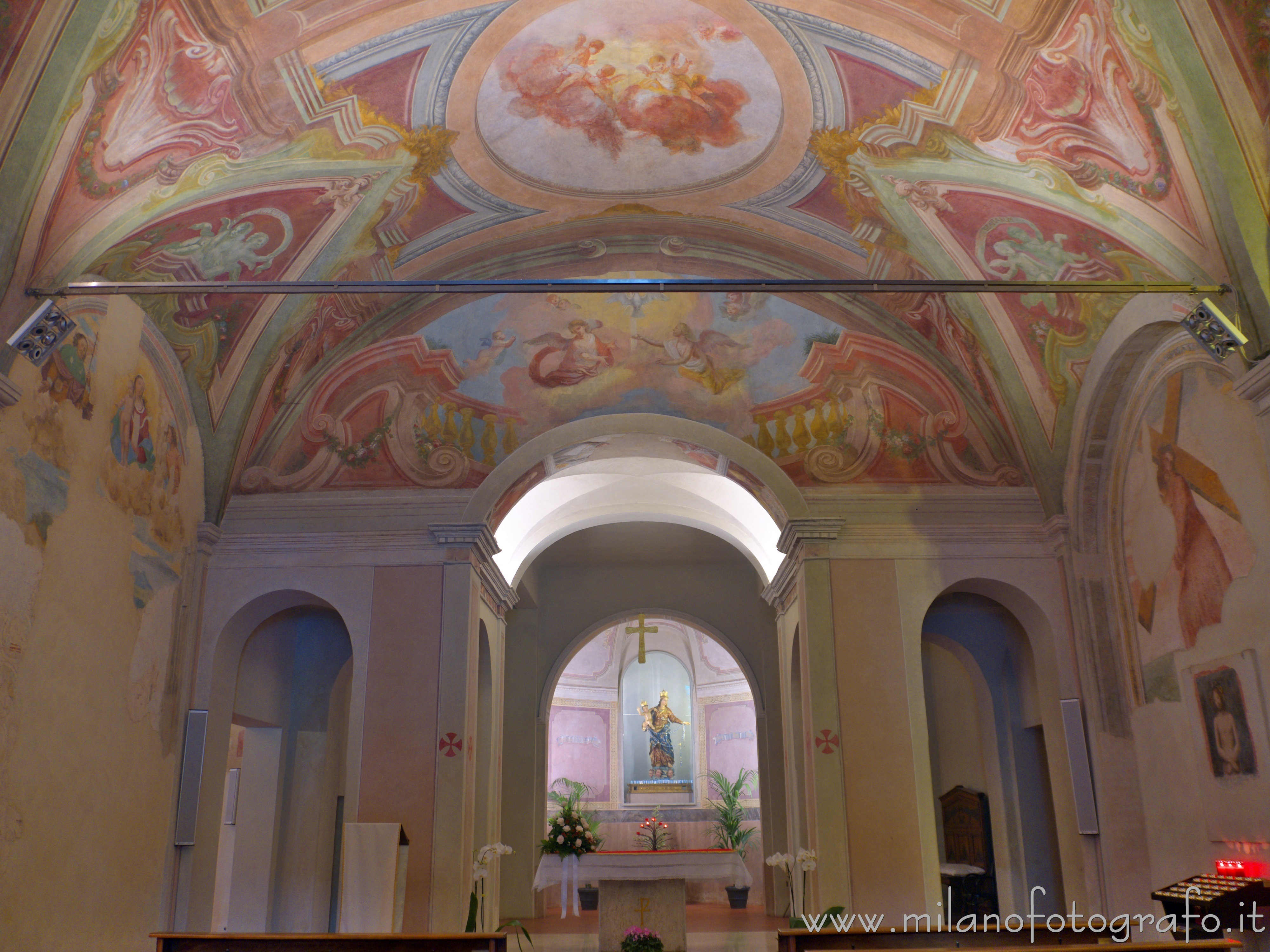 Milano: Interni del Santuario della Madonna delle Grazie all'Ortica - Milano