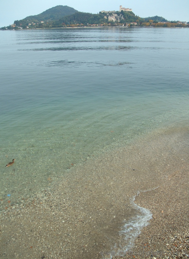 Arona (Novara) - La spiaggia davanti ad Arona con la rocca di Angera sullo sfondo
