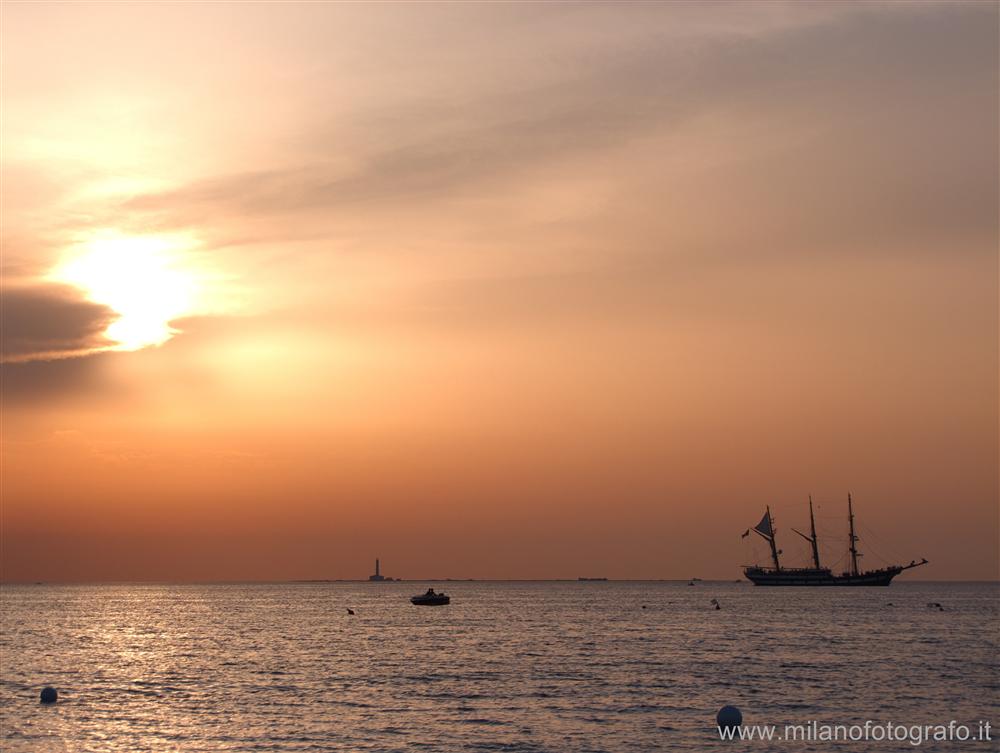 Baia Verde frazione di Gallipoli (Lecce) - Tramonto con veliero a Baia Verde (Gallipoli)