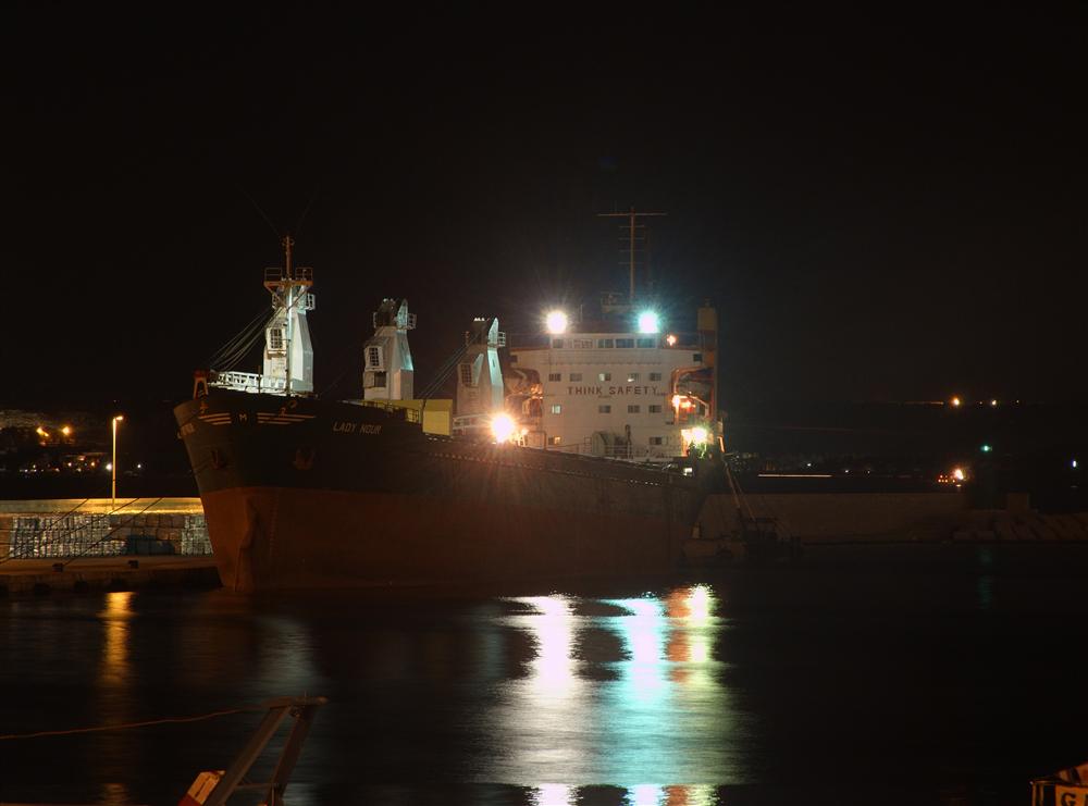 Gallipoli (Lecce) - Nave nel porto di Gallipoli in notturna