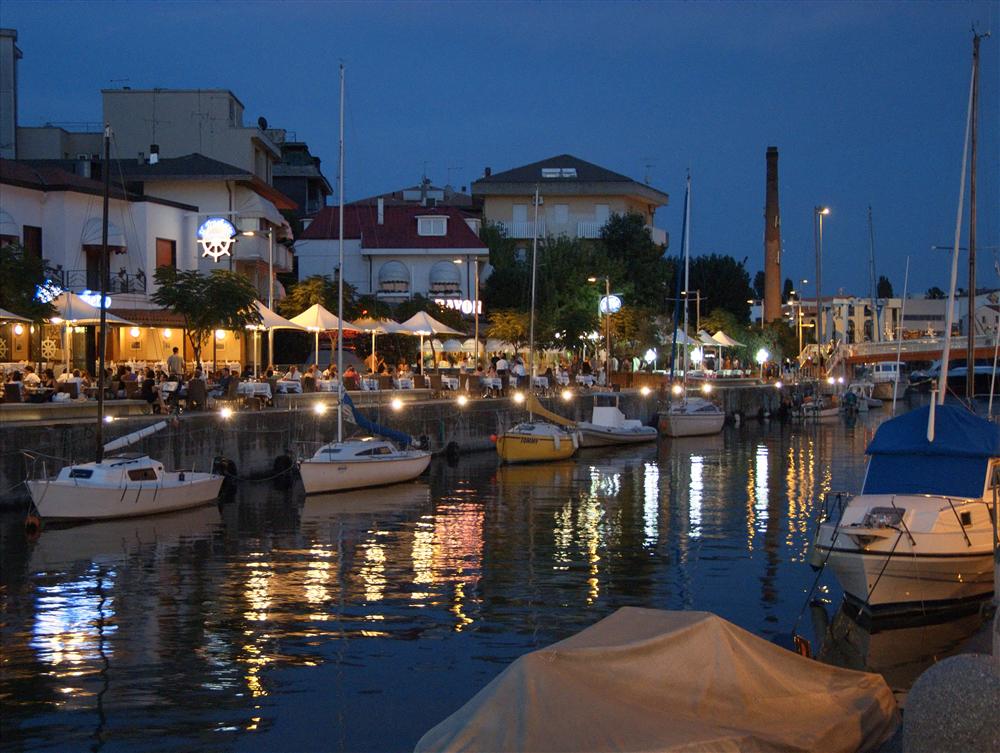 Cattolica (Rimini) - Canale fra Cattolica e Gabicce Mare al crepuscolo