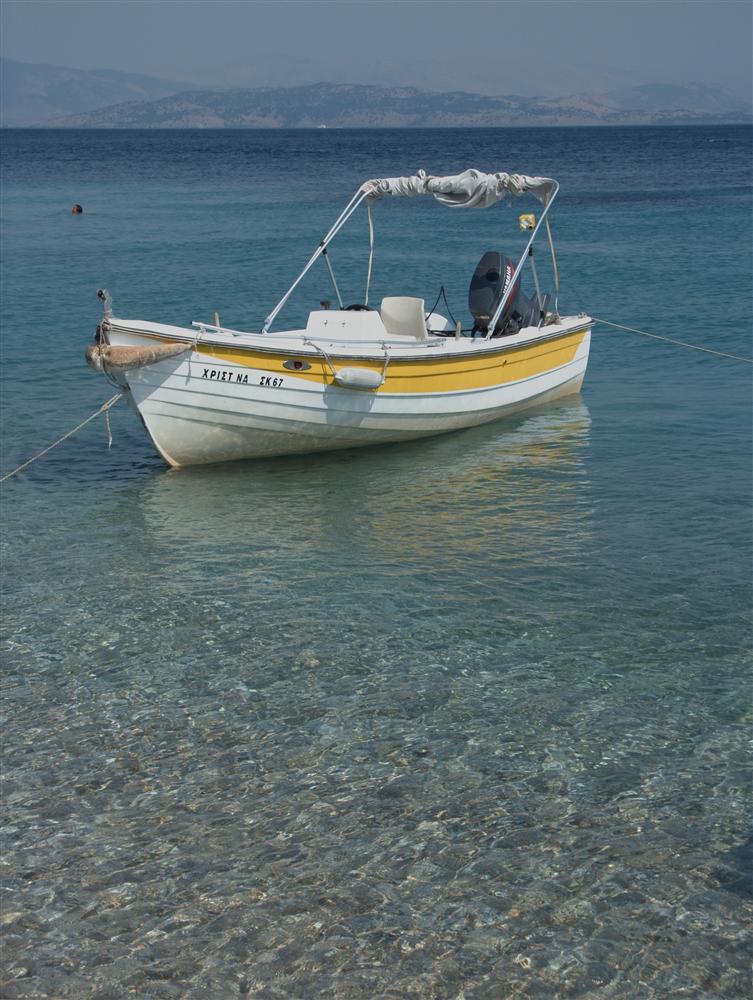 Corfù (Grecia) - Barca ormeggiata a riva