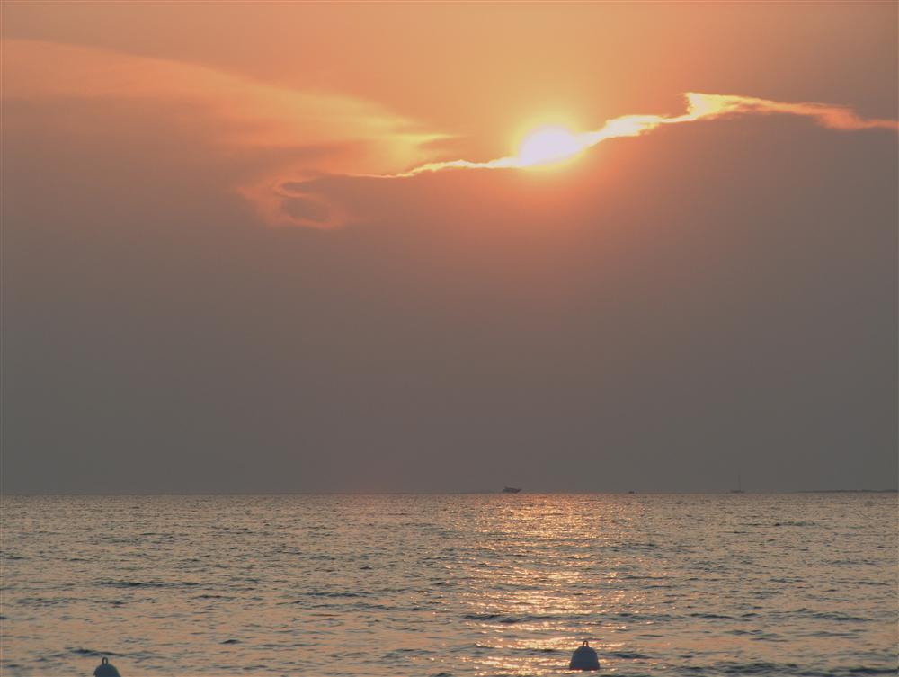 Baia Verde frazione di Gallipoli (Lecce) - Tramonto dietro alle nubi sul mare di Gallipoli