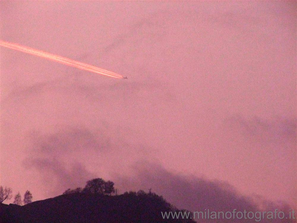 Campiglia Cervo (Biella) - Aereo che vola sopra il monte