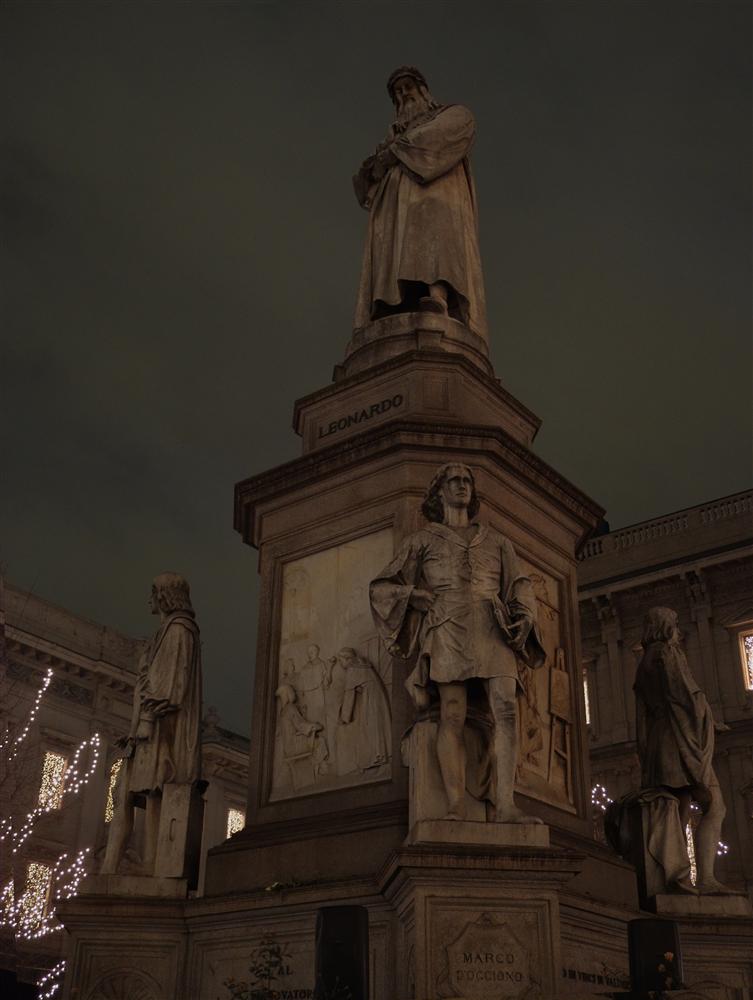 Milano - Statua di Leonardo da Vinci in Piazza della Scala in notturna