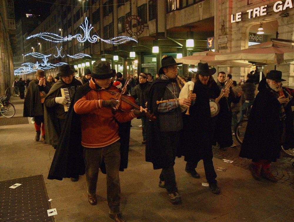Milano - Banda di suonatori sotto Natale