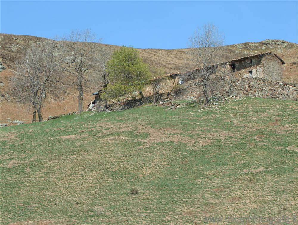 Bielmonte (Biella) - Paesaggio primaverile con malga