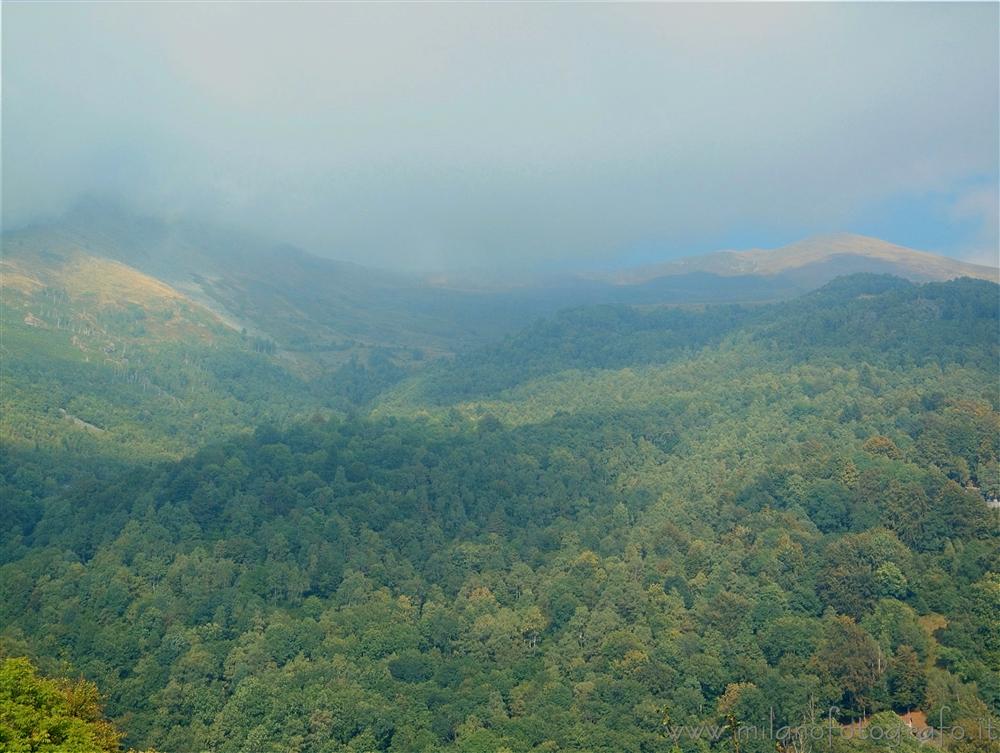 Oriomosso (Biella) - Nuvole basse sui boschi dell'Alta Valle del Cervo