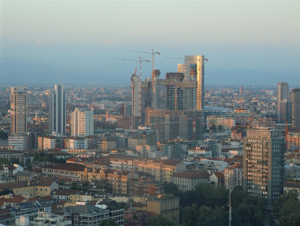 Milano - I grattacieli in zona Gioia/Garibaldi a Milano al tramonto visti dalla Torre Branca