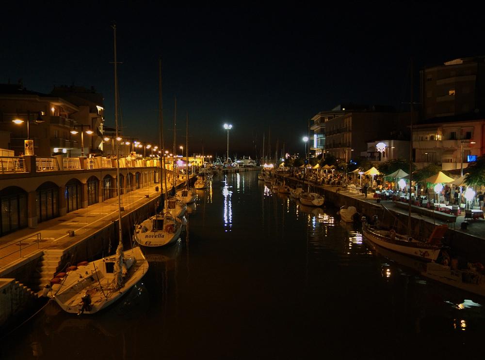 Cattolica (Rimini) - Il canale fra Cattolica e Gabicce Mare in notturna